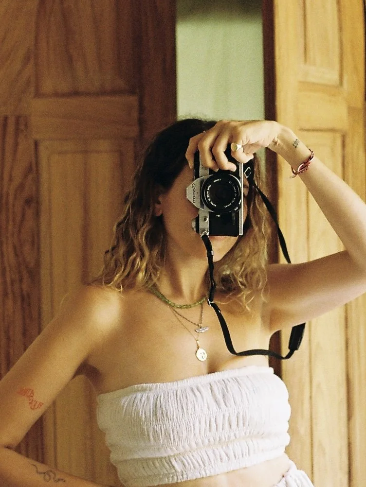 Elena Rosell, fotógrafa en Barcelona, con su cámara analógica