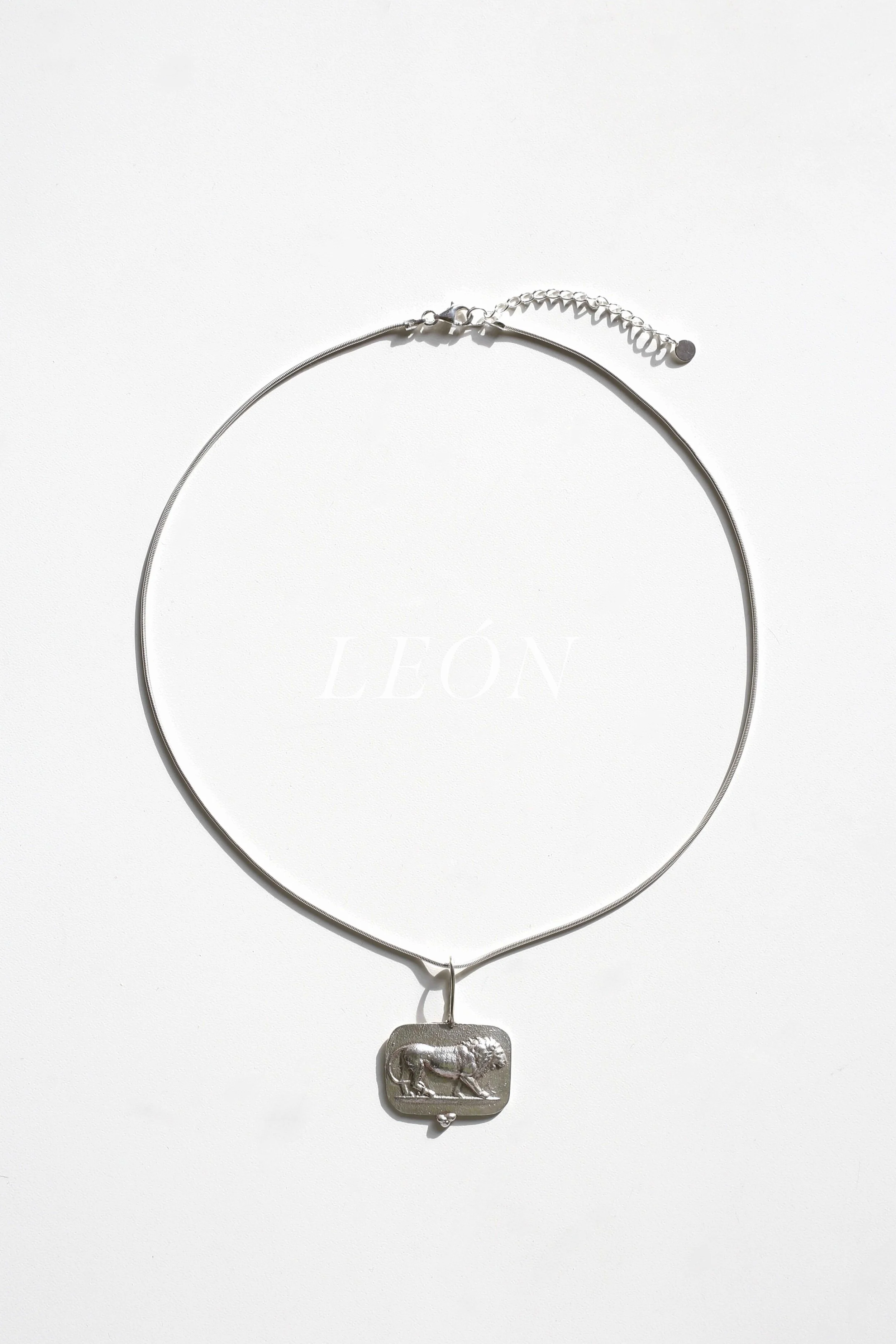 León Amulet *pre-order*