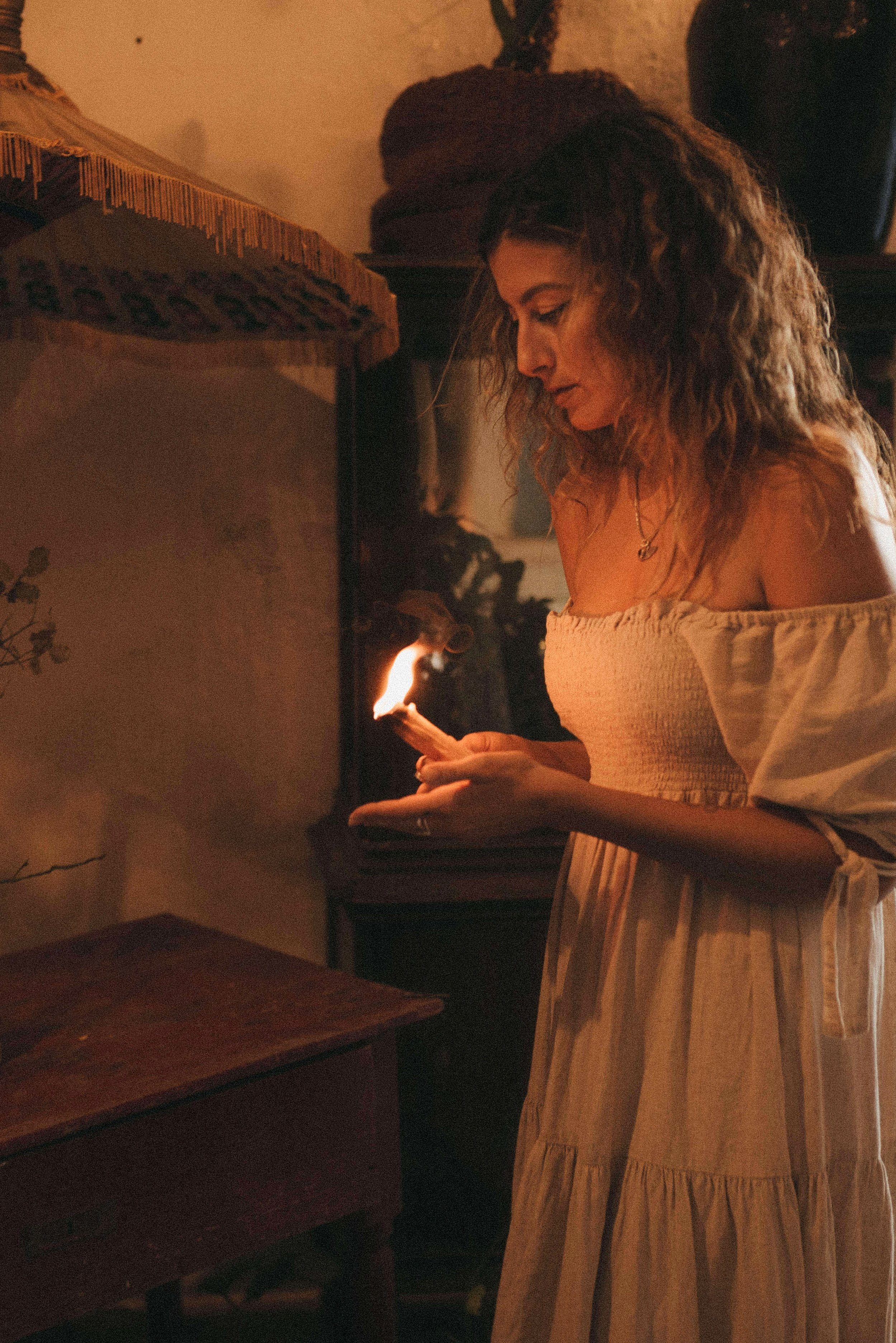 Elena con una vela, Eros Python