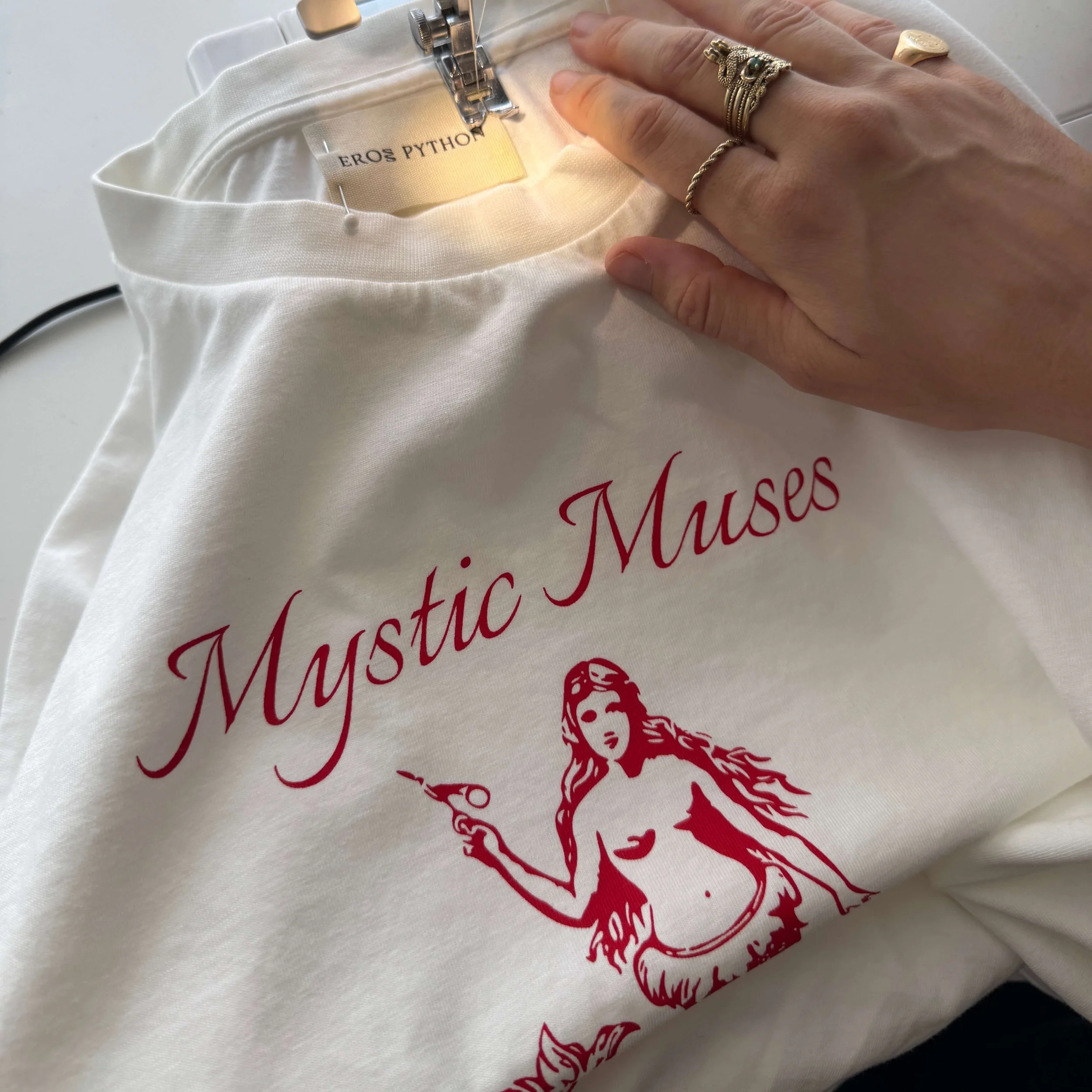 eros python mystic muses tee ropa consciente barcelona.jpg