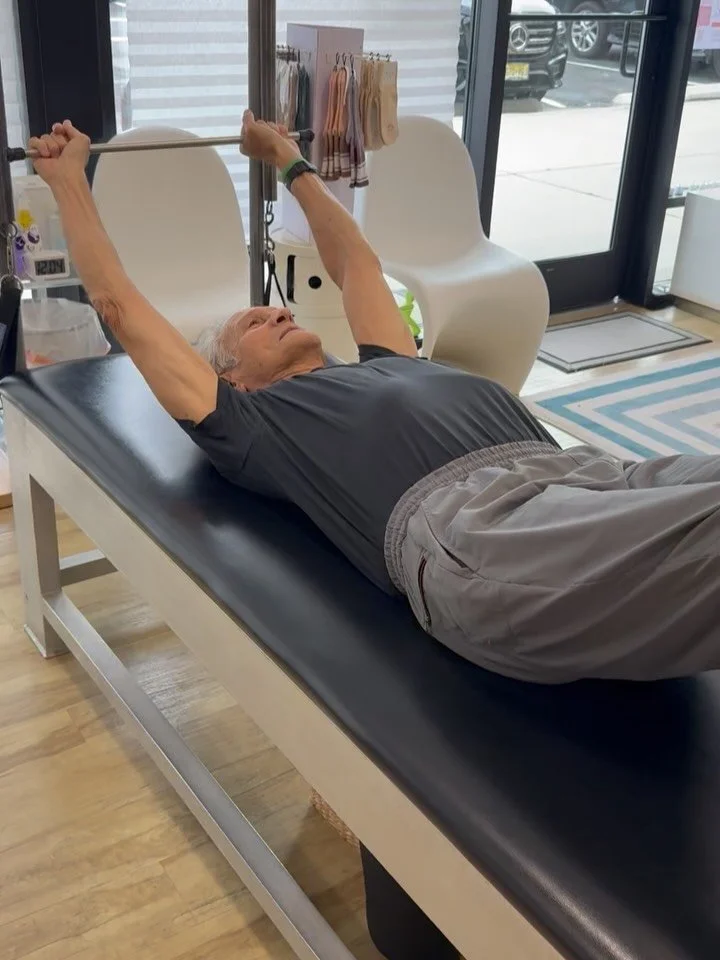 #mondaymotivation . Jerry is a 77 year old cancer survivor and liver transplant recipient . He shows up for his Pilates session with Meredith every Wednesday so he can keep moving with ease. You are an inspiration Jerry 👏👏
@spreadlove_nottoxins @ka