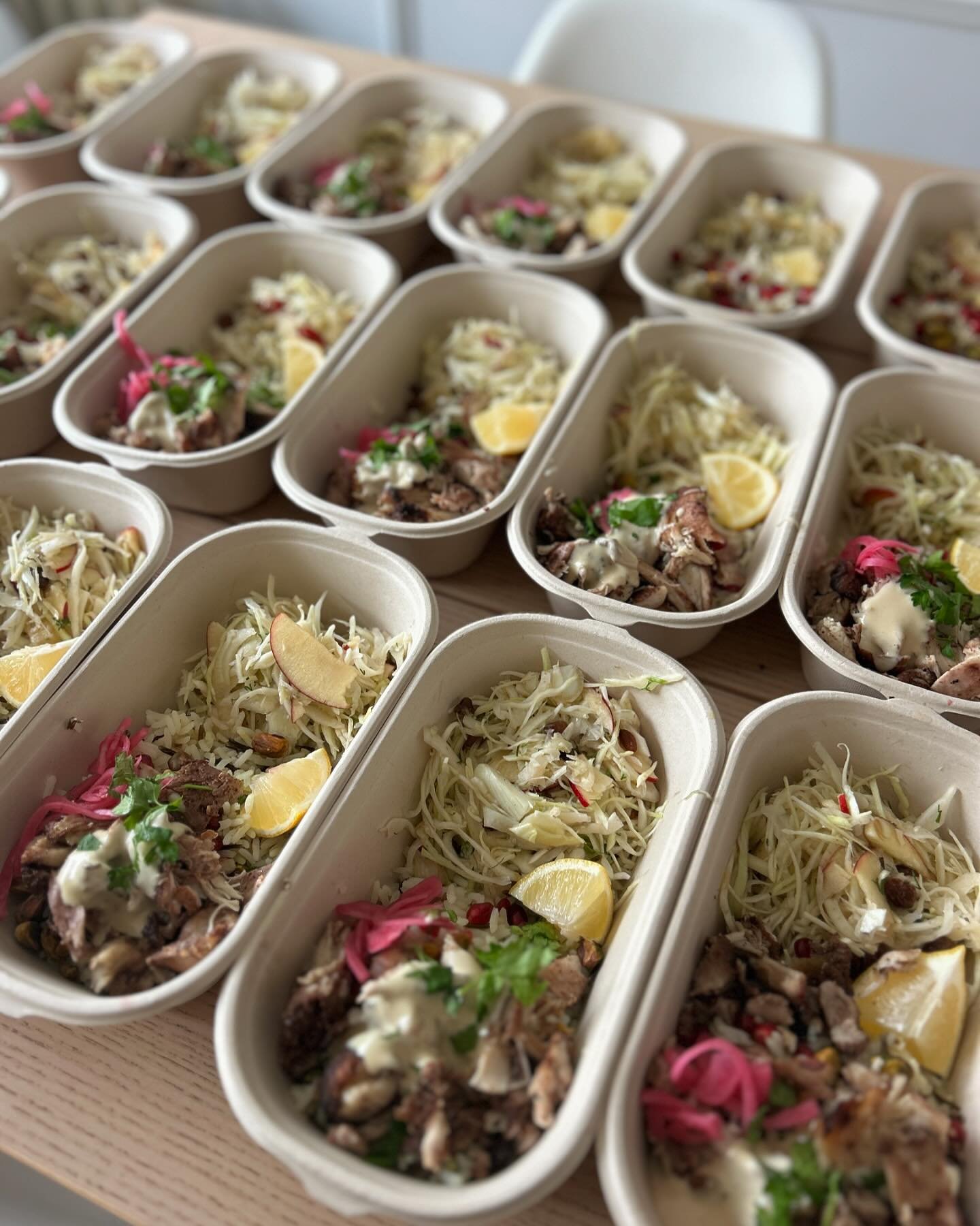 Today&rsquo;s lunch for @crewclothing 🌿

Chicken or tofu shawarma with a fennel + apple slaw &amp; wild rice ~ and to finish our delicious apple + almond cake 🫶🏼✨ 
.
.
.
.
.
.
#lunch #shootlunch #locationlunch #lunchbowl #saladbowl #salad #salads 