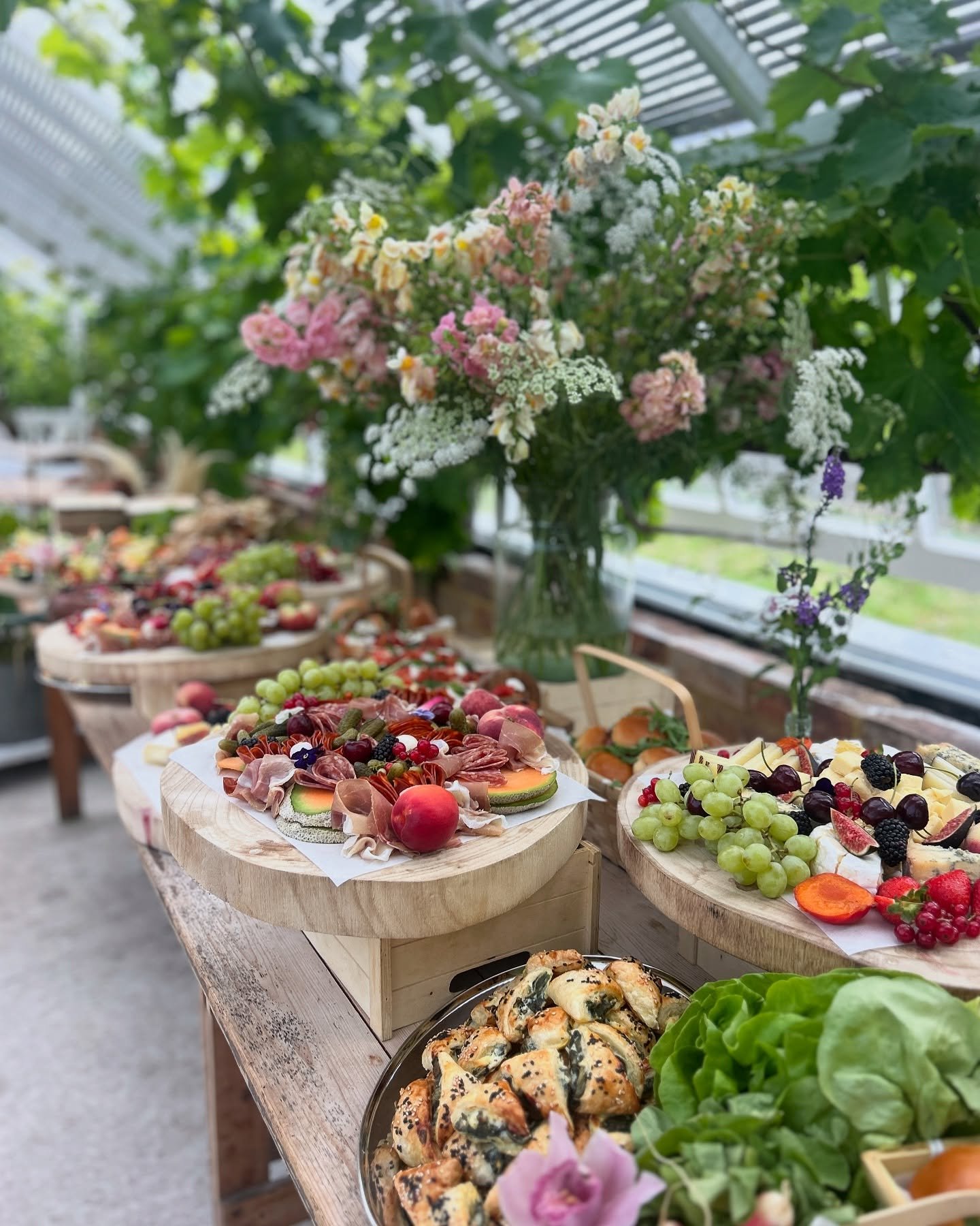 Thursday&rsquo;s wedding for Rosie &amp; Liam 🤍

A grazing style spread just full of colour for a gorgeous bride and groom and their lovely guests 🫜🥬🥕🍇 

Crudit&eacute;s + dips ~ our delicious homemade focaccia (iykyk) ~ spinach + feta boureka b