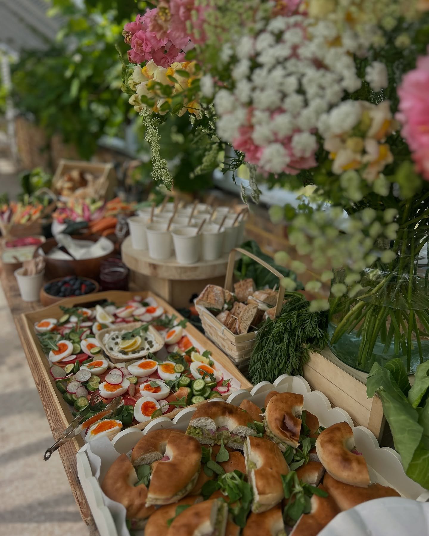 A closer look at Sunday&rsquo;s &lsquo;off the market&rsquo; brunch for a gorgeous group of hens 🥖🍇🥬🥯🫜🧇🥕🧺

I honestly couldn&rsquo;t love this theme more if I tried. I just love it when clients allow me to really get creative and I just can&r