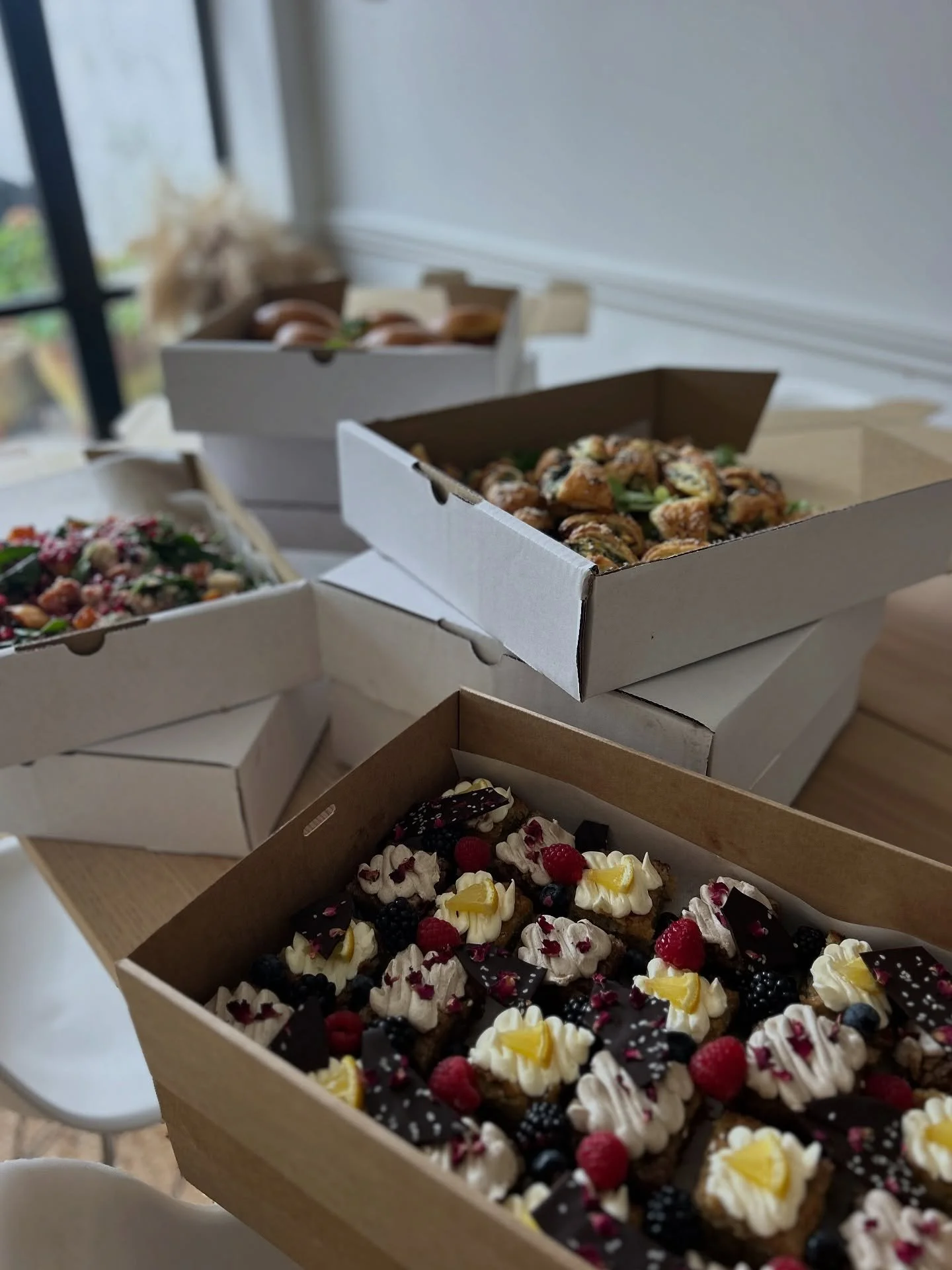 Office lunches for one of our regulars ft everyone&rsquo;s favourite schnitzel sandwiches 🤌🏼 Brioche rolls filled with hummus, crispy aubergine and golden chicken schnitzel ~ so good 🤎

Who said that office lunches have to be boring? 
.
.
.
.
.
.
