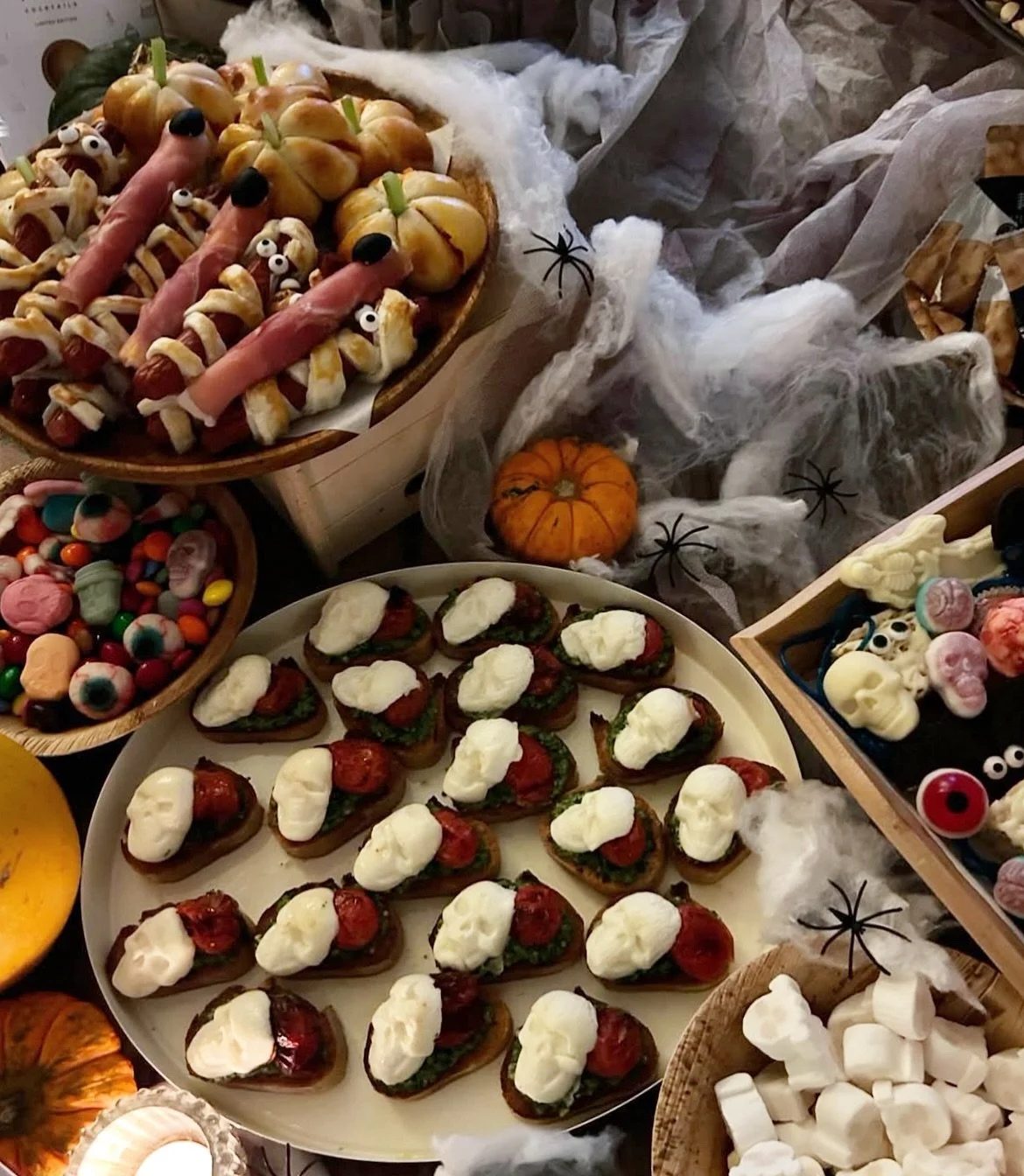 Halloween table inspo 💀🎃👻🦇

It&rsquo;s almost time - whether it&rsquo;s little &lsquo;skull&rsquo; crostini with mozzarella, &lsquo;witches&rsquo; prosciutto fingers, &lsquo;pumpkin&rsquo; pizzas, or meringue ghosts, be sure to save this post for