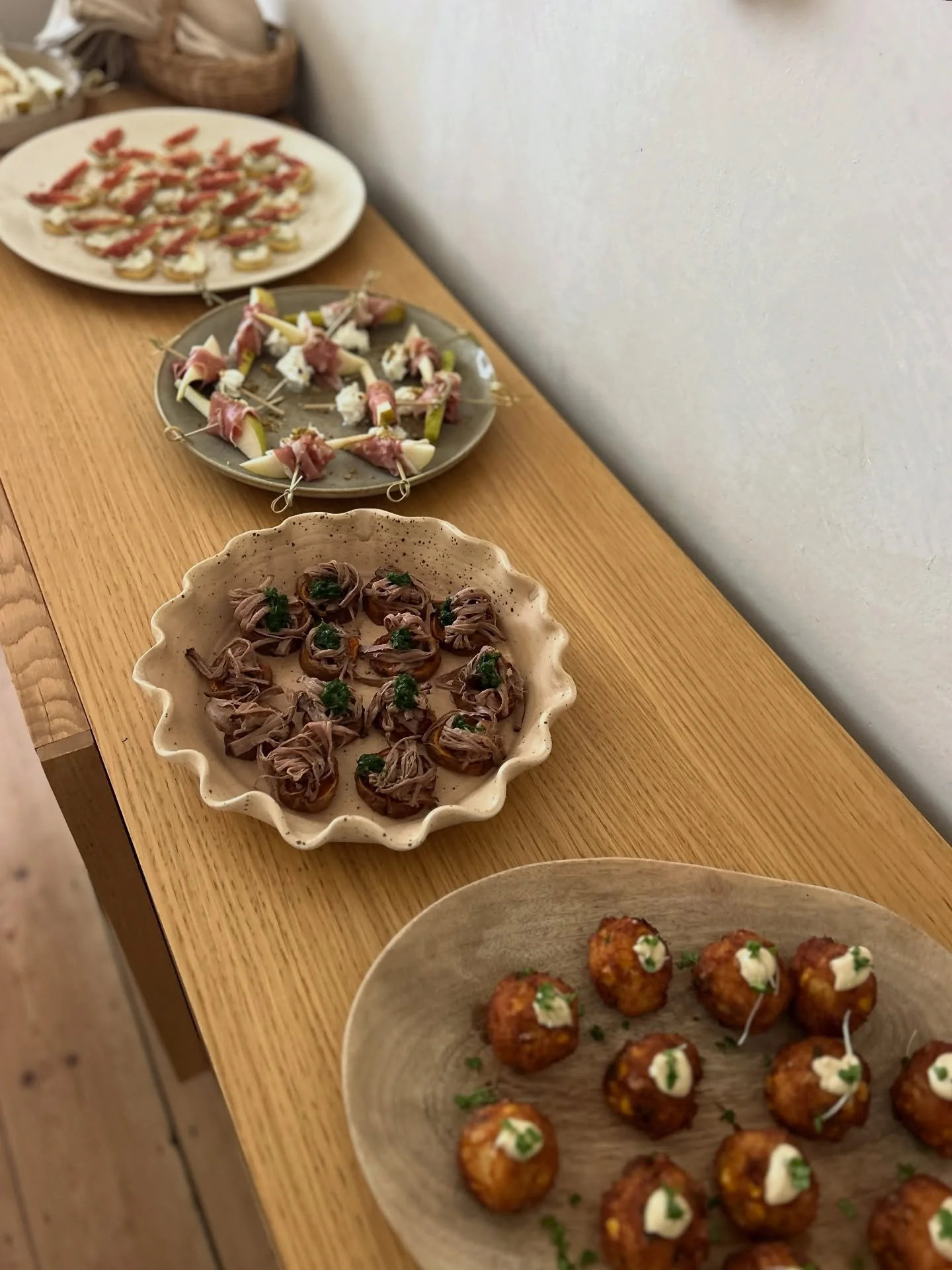 A gorgeous day yesterday cooking for the lovely Abi and family for some special birthday celebrations 🫶🏼

The day started with cake (as all celebrations should - pistachio &amp; vanilla fyi 😋) and then moved onto canap&eacute;s and then an abundan