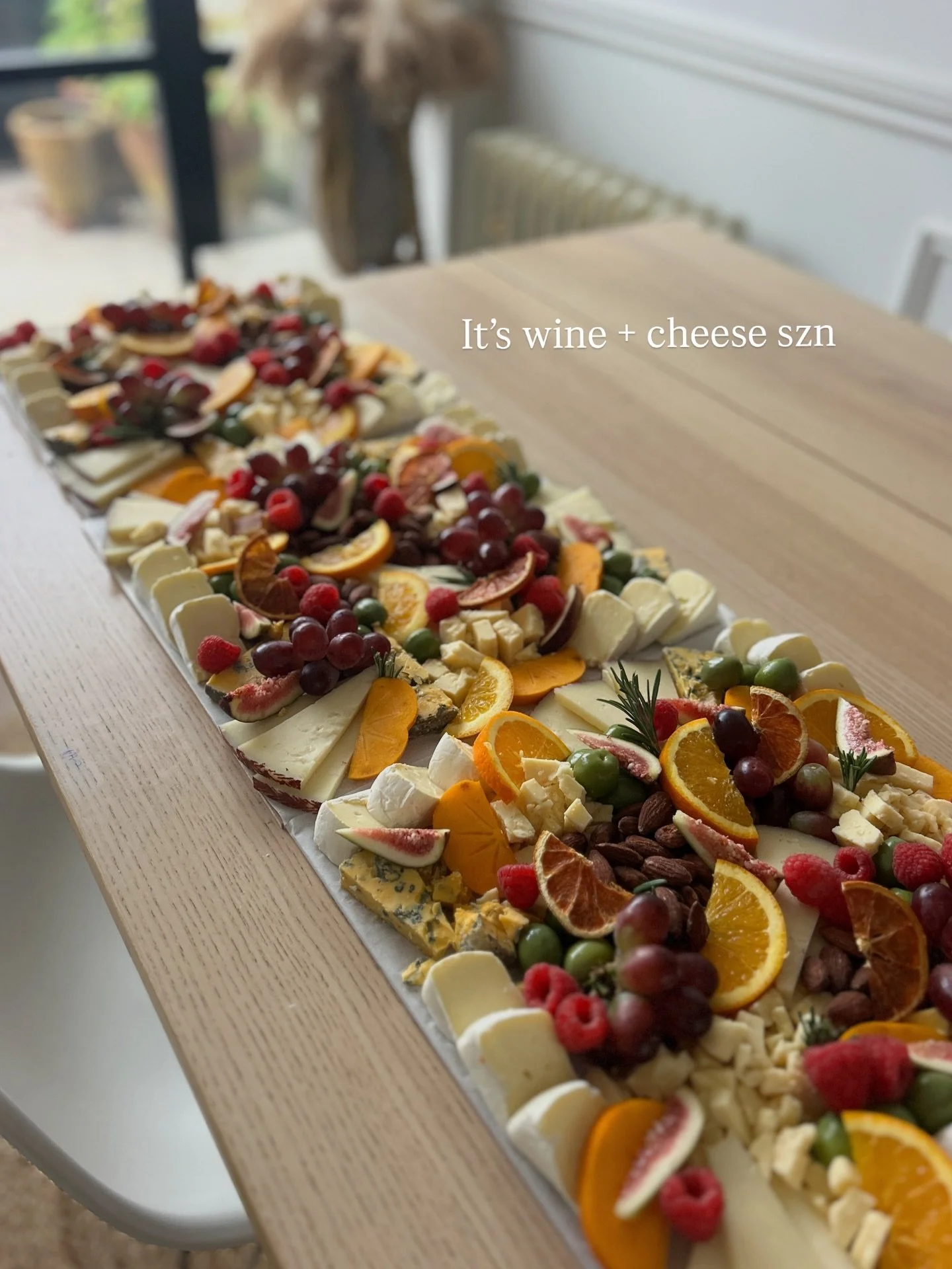 A few recents - mostly from my kitchen ft lots of wreath shaped things, and a few other glimmers in between ✨
.
.
.
.
.
.
#weekinreview #photodump #lifelately #lifeasacaterer #december