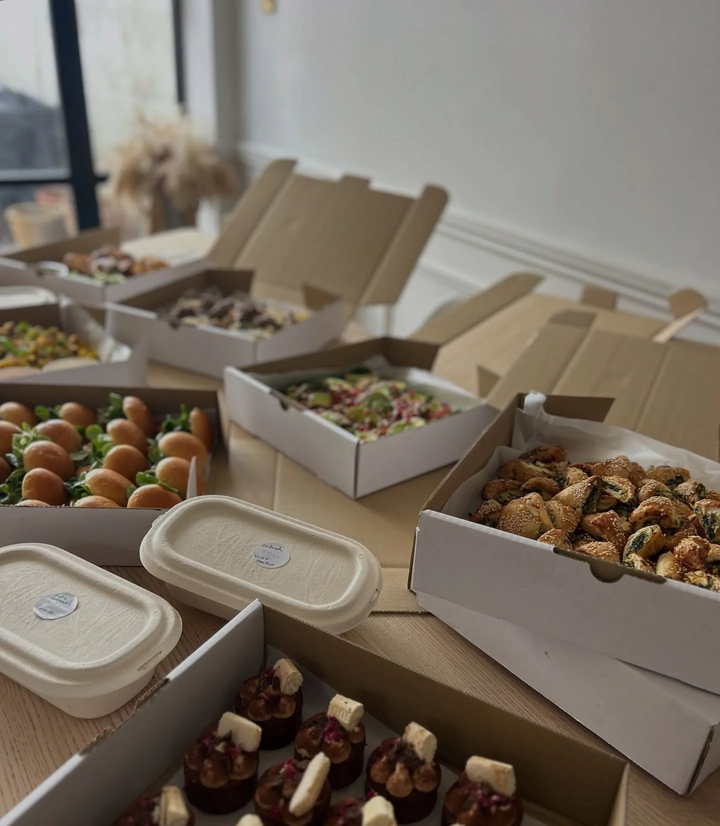 Bringing in the weekend with some delicious goodies ready to share at a hen party later today ft all the dips, our still warm focaccia, schnitzel rolls, bourkea bites, tiramisu cakes and so much more. Happy Friday everyone 🤎✨
#caterer #catering #sus