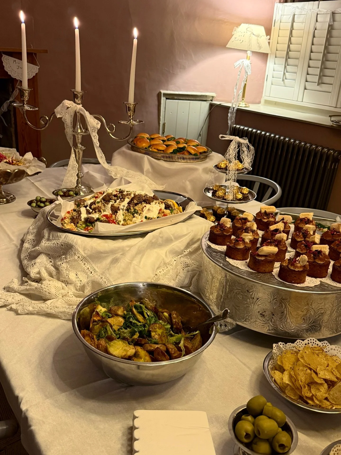 Hannah&rsquo;s hen do ~ lovingly made by us, gorgeously styled by @grace.percival.design 🤎
#henparty #brightonhendo #sussexhendo #sussexcaterer #brightoncaterer