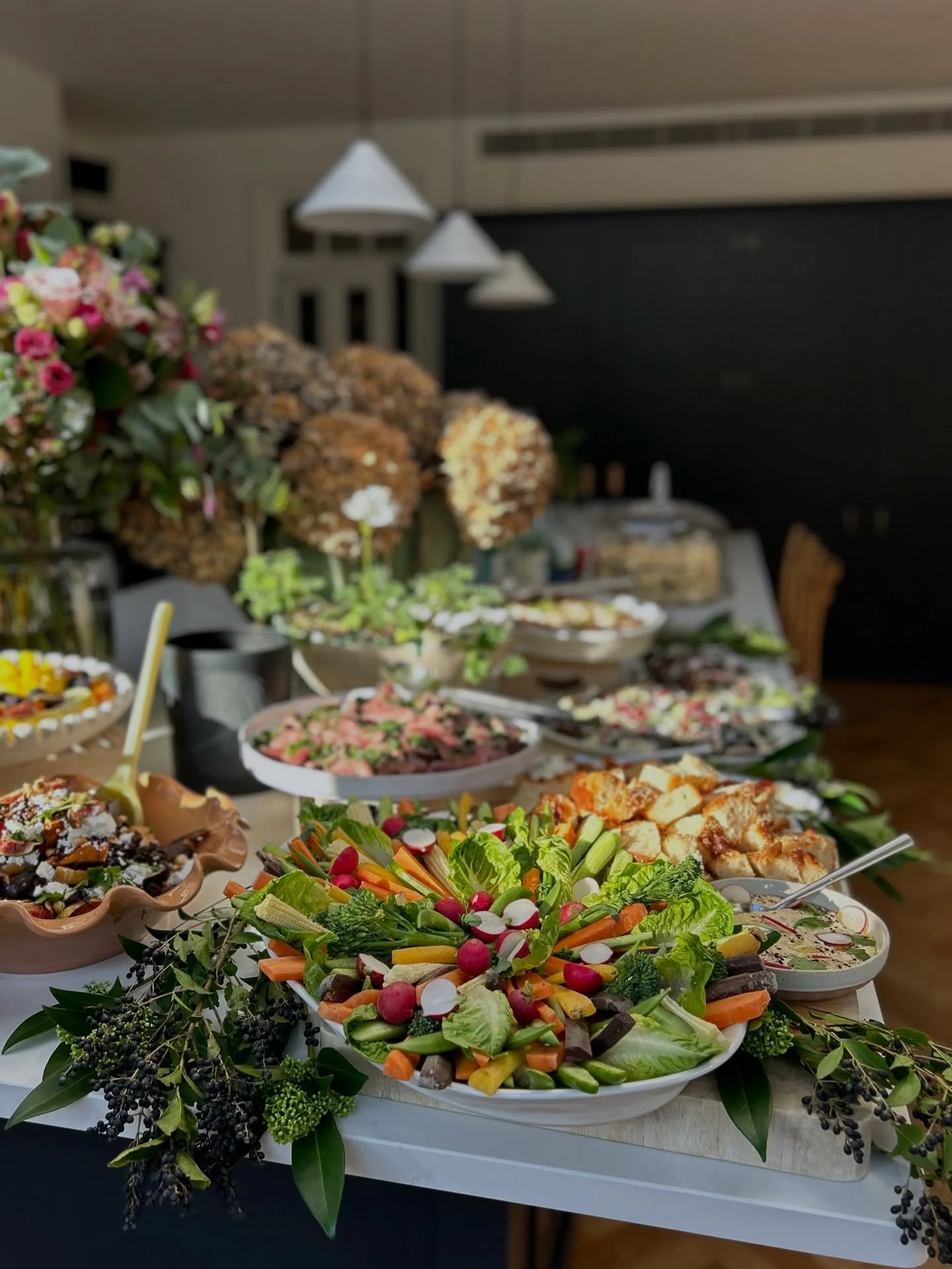 When the food + the flowers + the light + the decor are just a match made in heaven 🫶🏼

One of our favourite set ups for a gorgeous celebratory birthday lunch ft so many delicious dishes.
Fillet steak with chimichurri ~ tuna ceviche ~ miso salmon ~