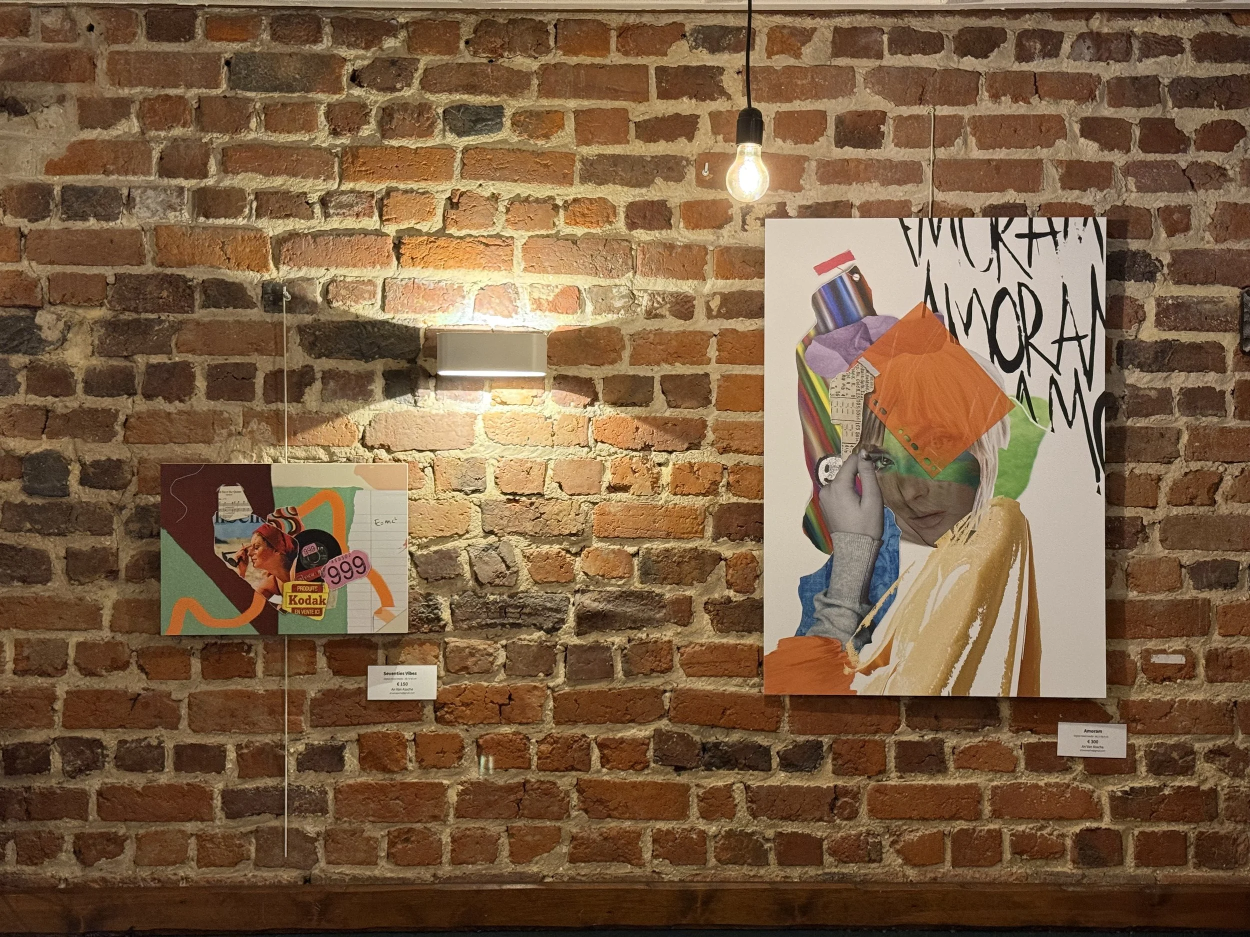 Twee kunstwerken op een bakstenen muur, verlich door een gloeilamp. Het linker kunstwerk bevat een collage met een persoon en teksten, en het rechter kunstwerk toont een vrouw met gekleurde lijnen en abstracte elementen.