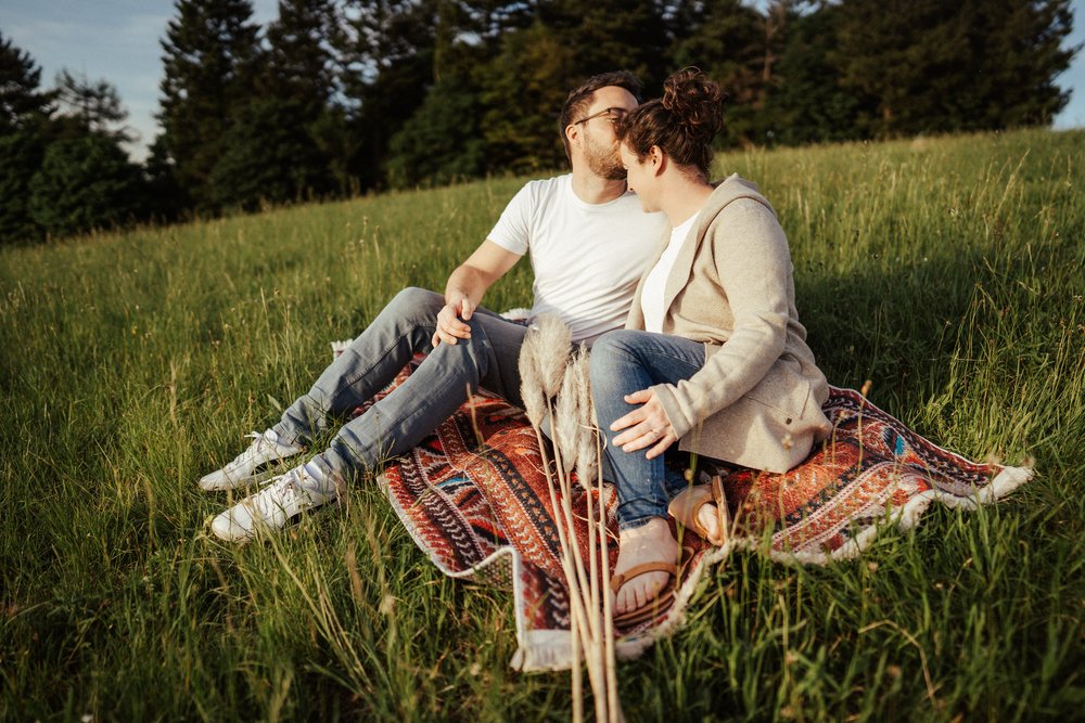 Pärchen auf Decke auf einer Wiese by UhlArt Fotografie