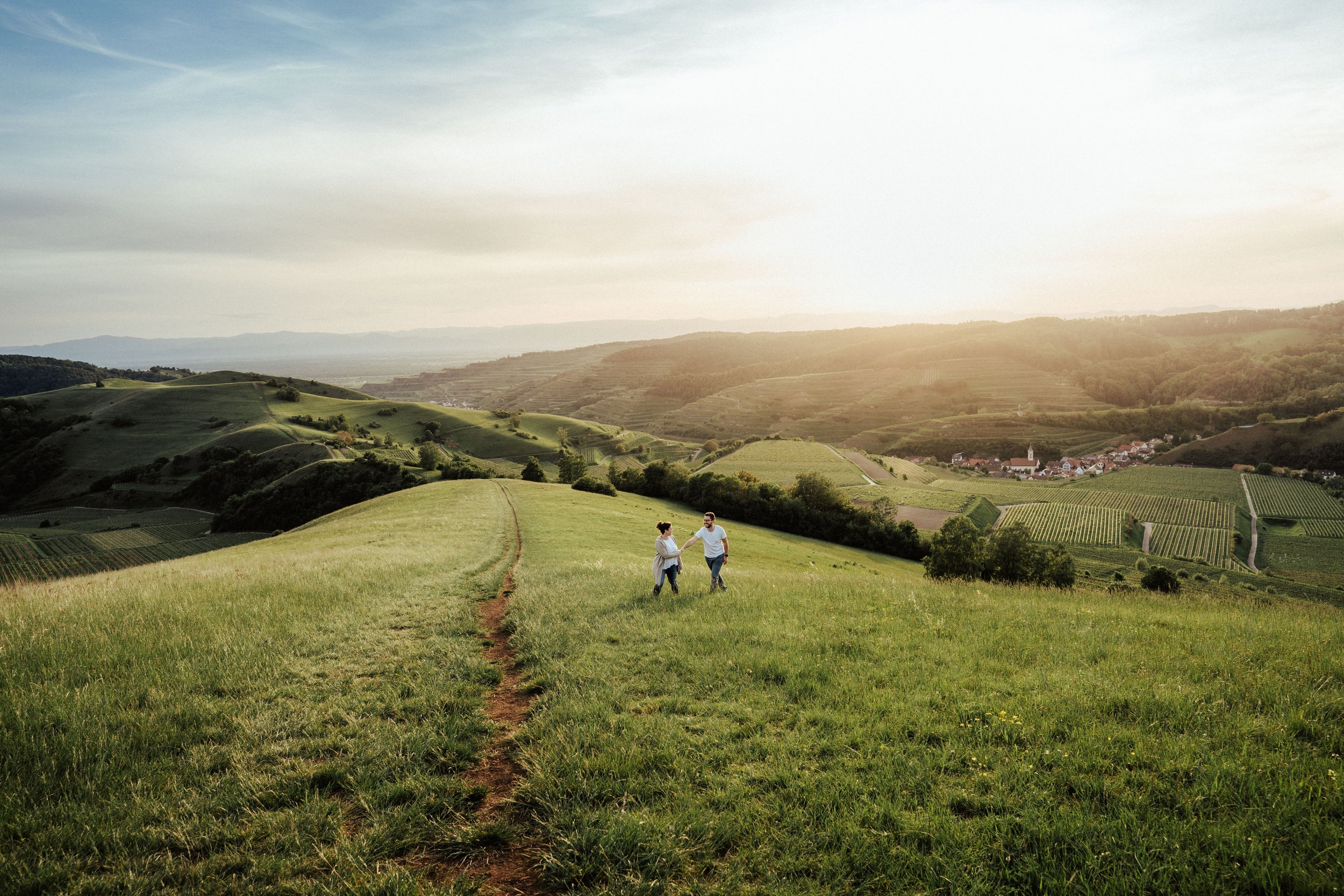 Paarshooting auf Wiese im Kaiserstuhl by UhlArt Fotografie