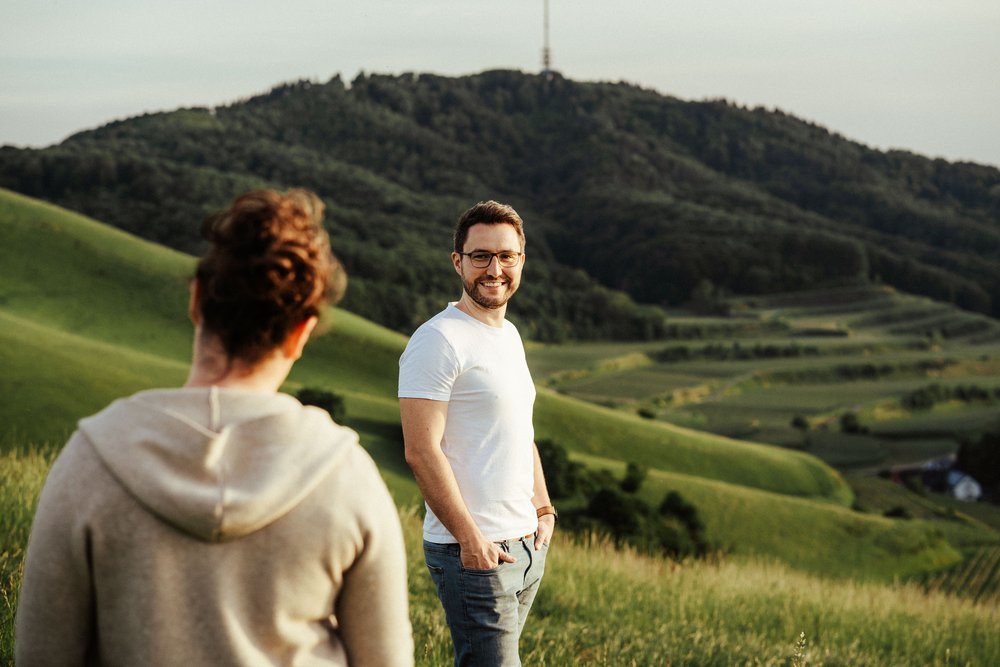 Paarshooting an Wiesen by UhlArt Fotografie