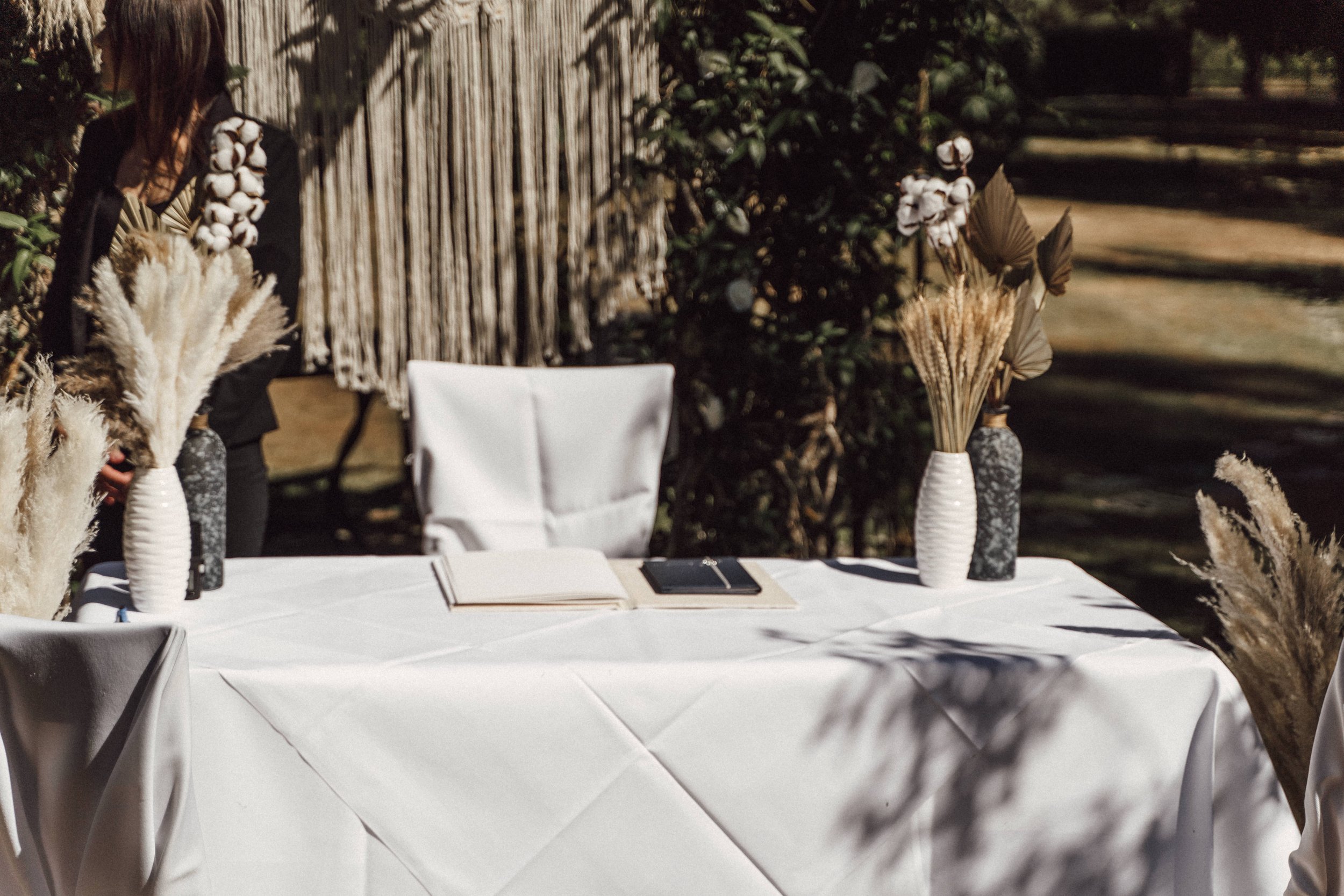 dekorierter Tisch zur Trauung im Freien mit Trockenblumen by UhlArt Fotografie