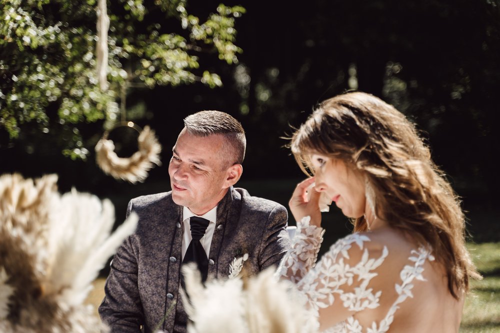 Braut weint vor Freude an der Hochzeit by UhlArt Fotografie