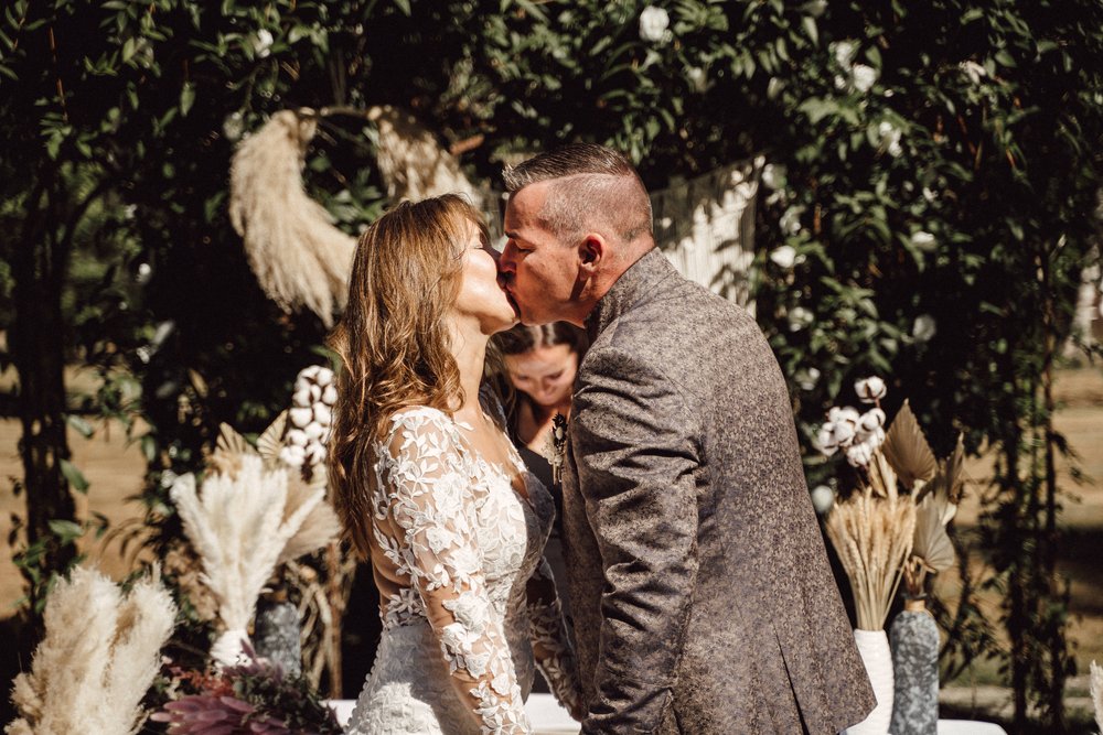 Kuss des Brautpaars bei Hochzeit im Freien by UhlArt Fotografie