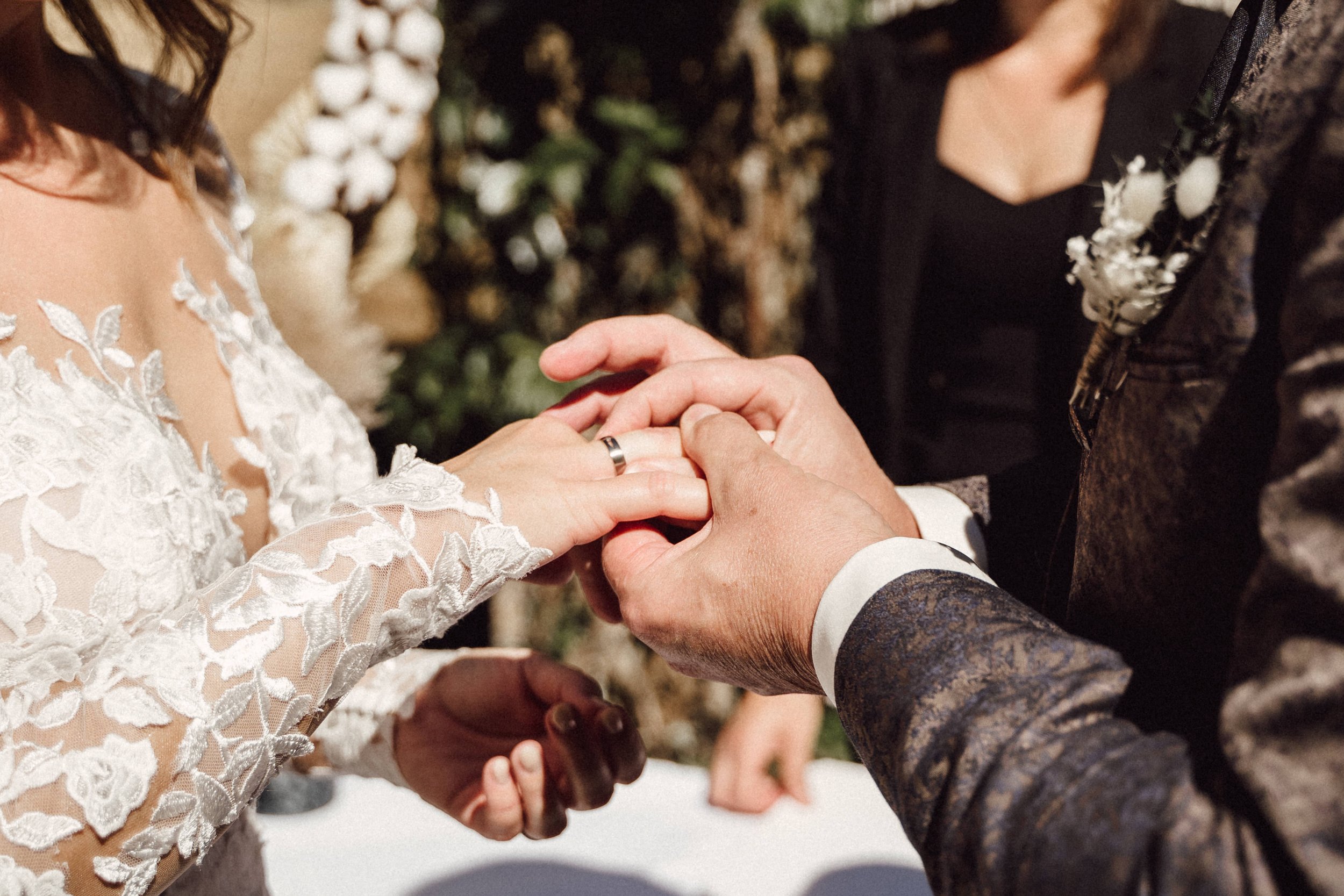 Ringtausch bei Hochzeit im Freien by UhlArt Fotografie