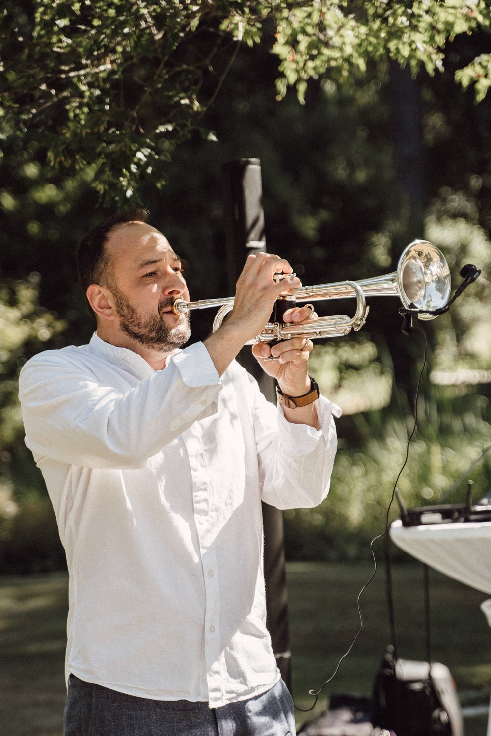 Trompetenspiel bei Hochzeit im Freien by UhlArt Fotografie