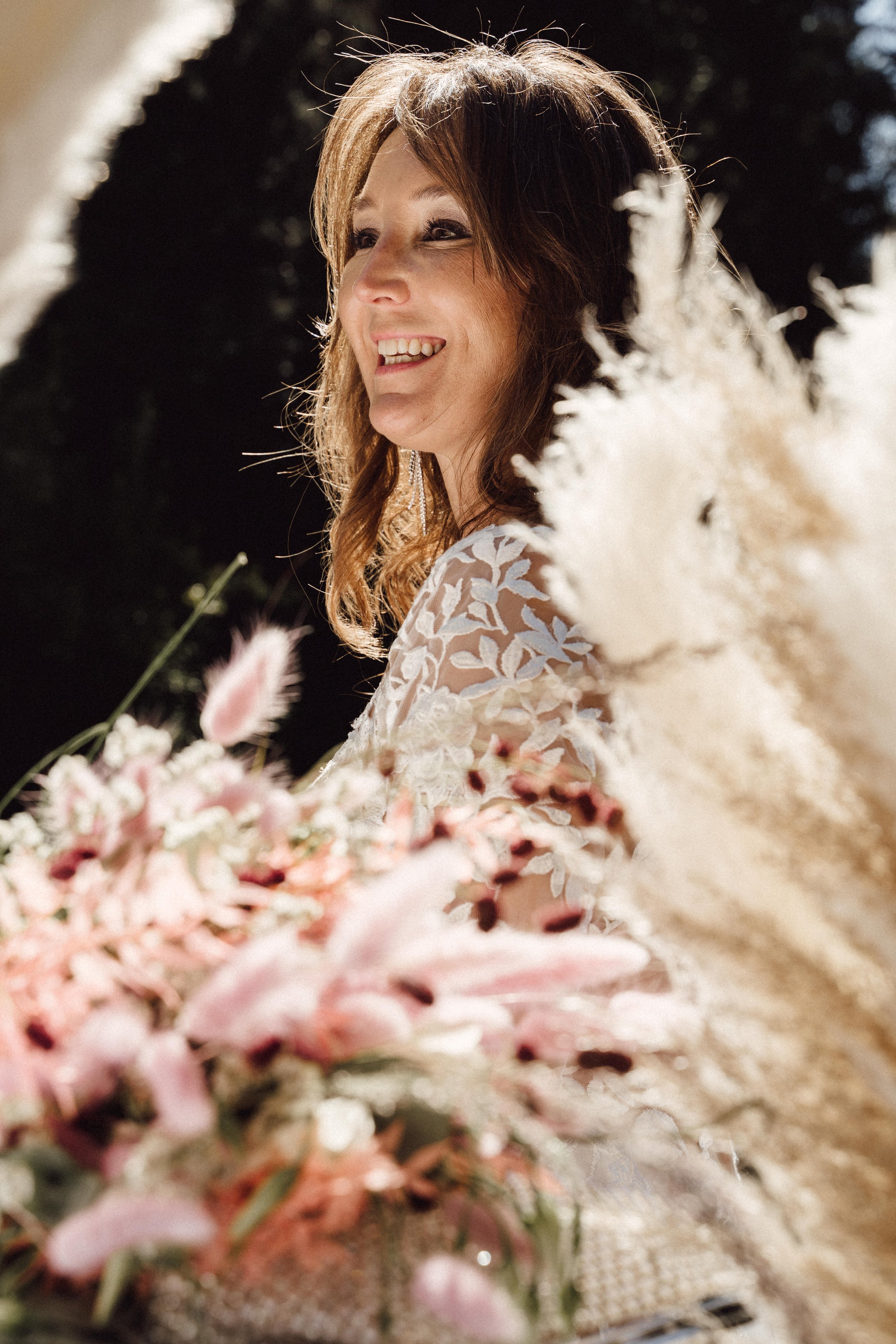 Braut mit Trockenblumen by UhlArt Fotografie 