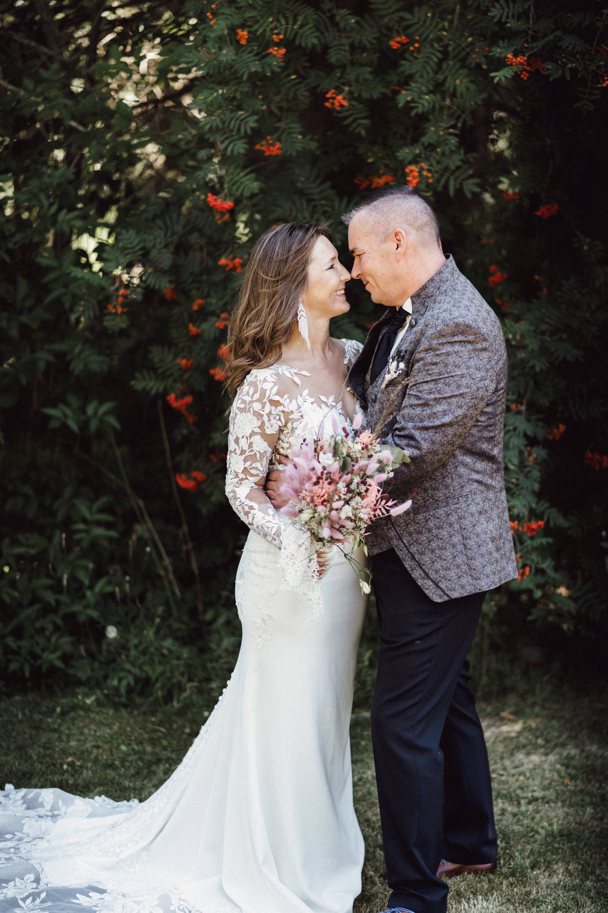 Brautpaar im Park mit Trockenblumenstrauß by UhlArt Fotografie