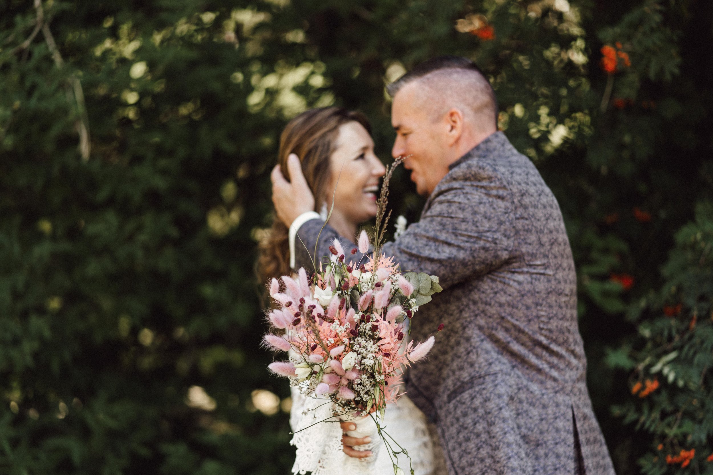 Brautpaarshooting mit Trockenblumen by UhlArt Fotografie