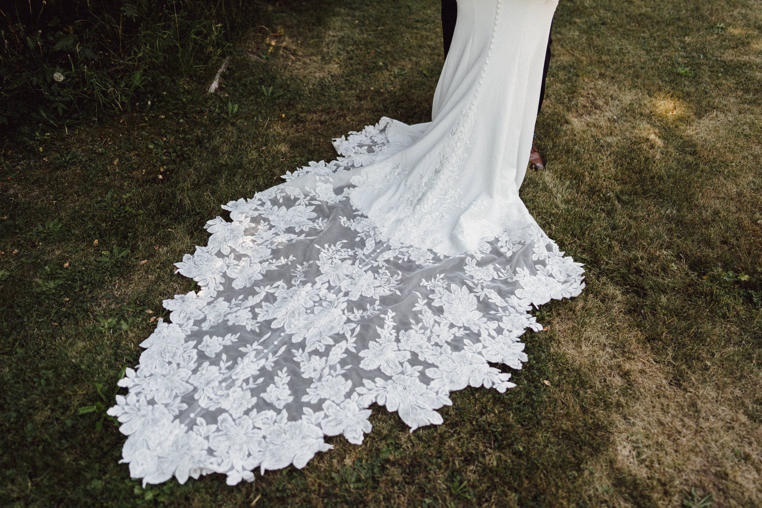 Brautkleid Schleppe mit Spitze by UhlArt Fotografie