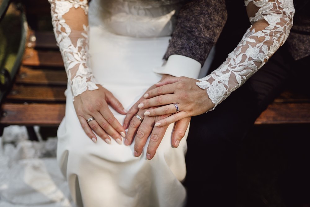 Hände des Brautpaars mit Ringen by UhlArt Fotografie