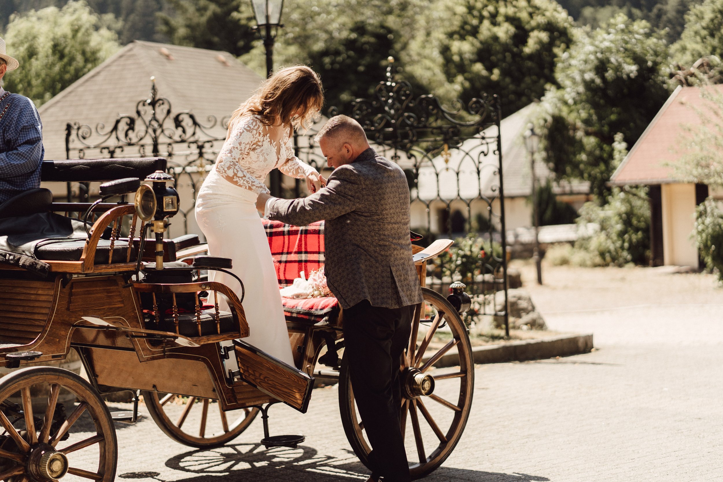 Bräutigam hilf Braut beim Aussteigen auf der Kutsche by UhlArt Fotografie