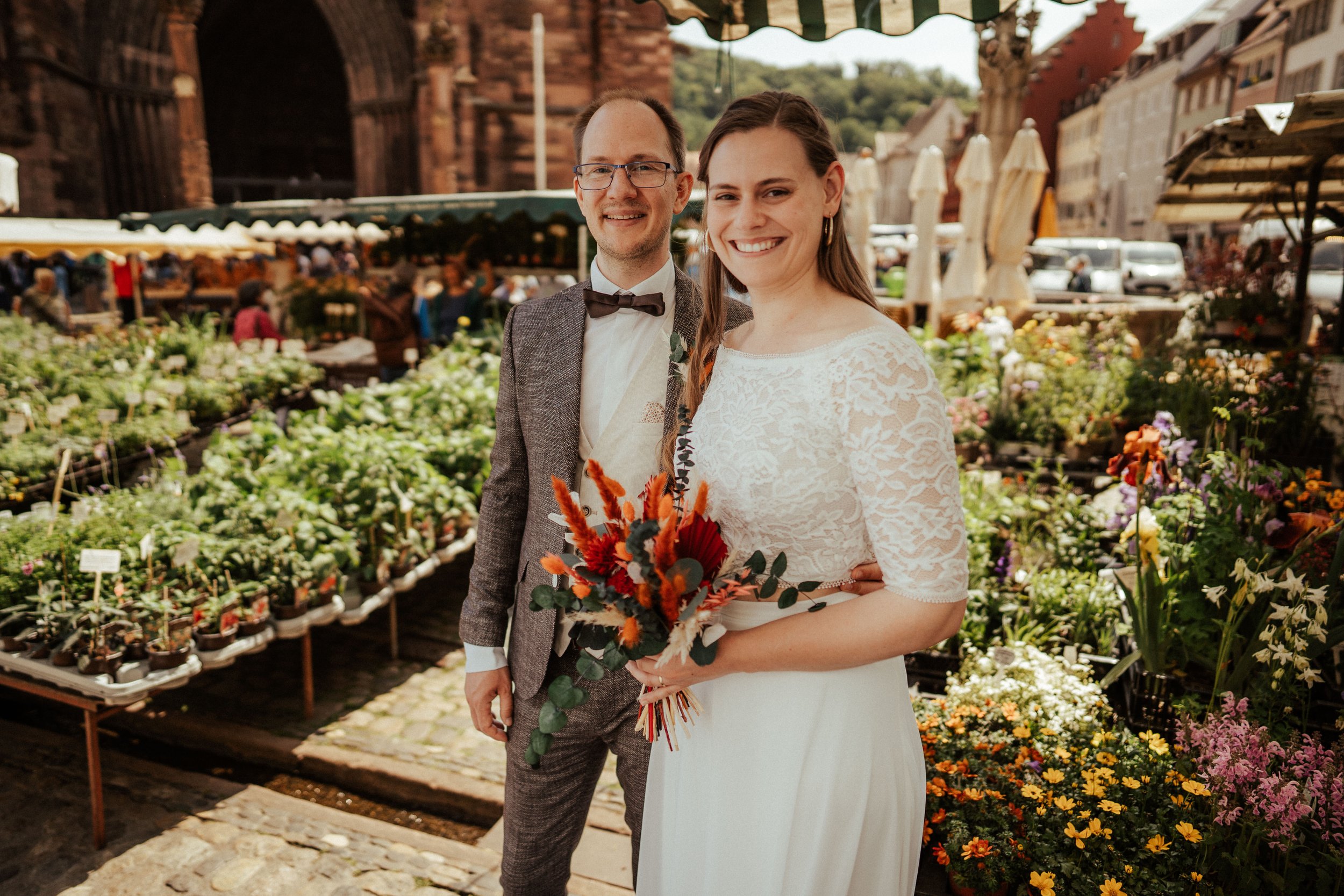 Brautpaar zwischen Ständen des Freiburger Münstermarkts