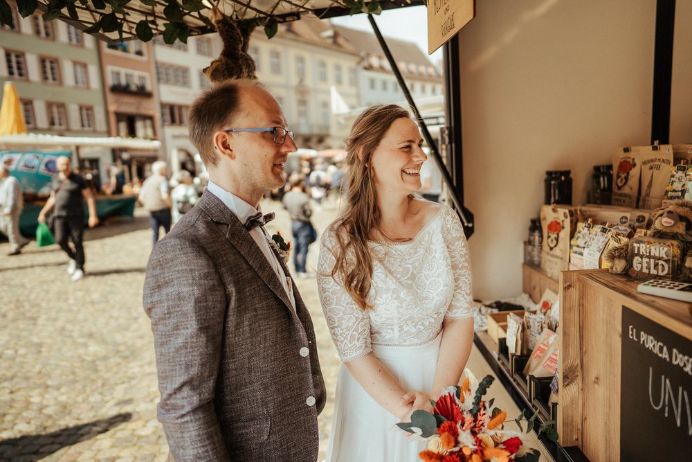 Brautpaar am Kaffeestand von El Purica auf dem Freiburger Markt by UhlArt Fotografie