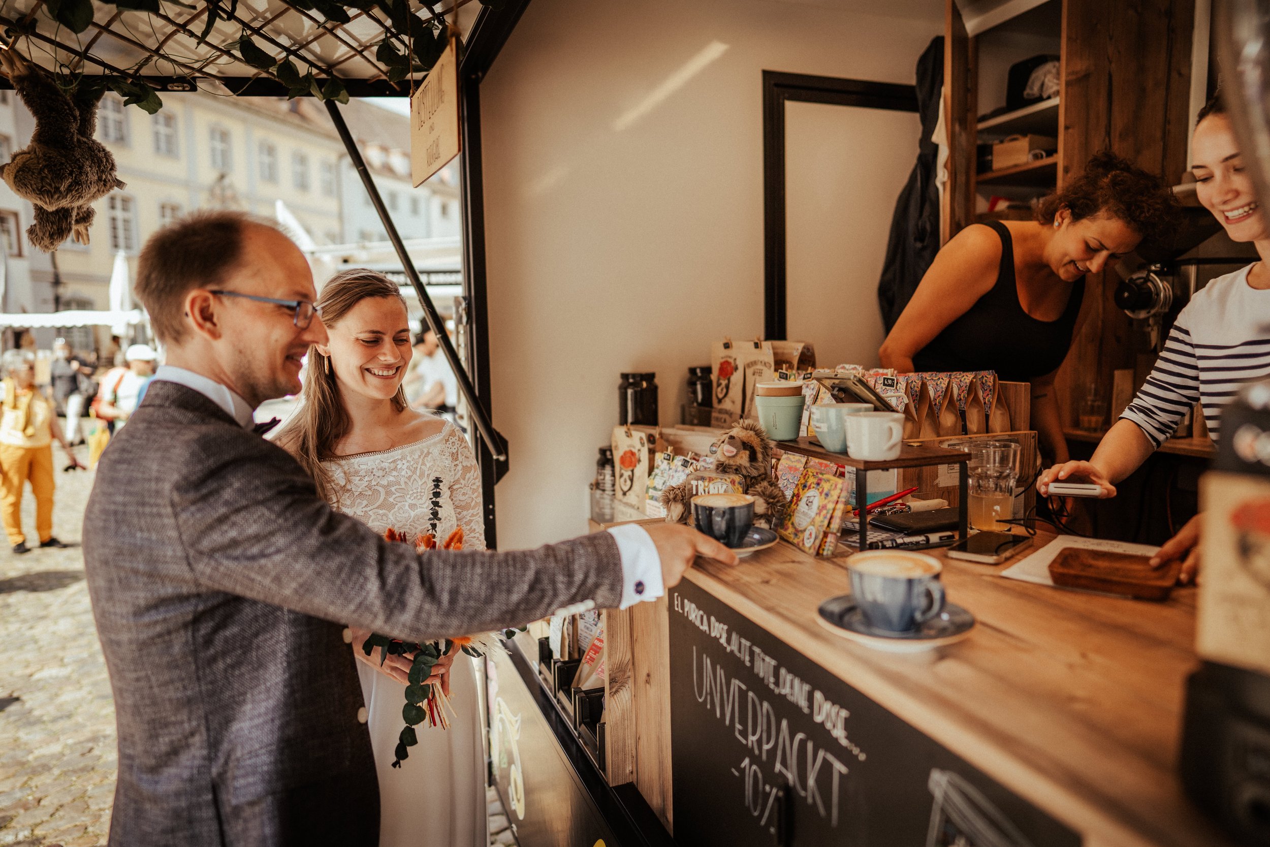 Brautpaar am bekommt Kaffee von El Purica auf dem Freiburger Markt by UhlArt Fotografie