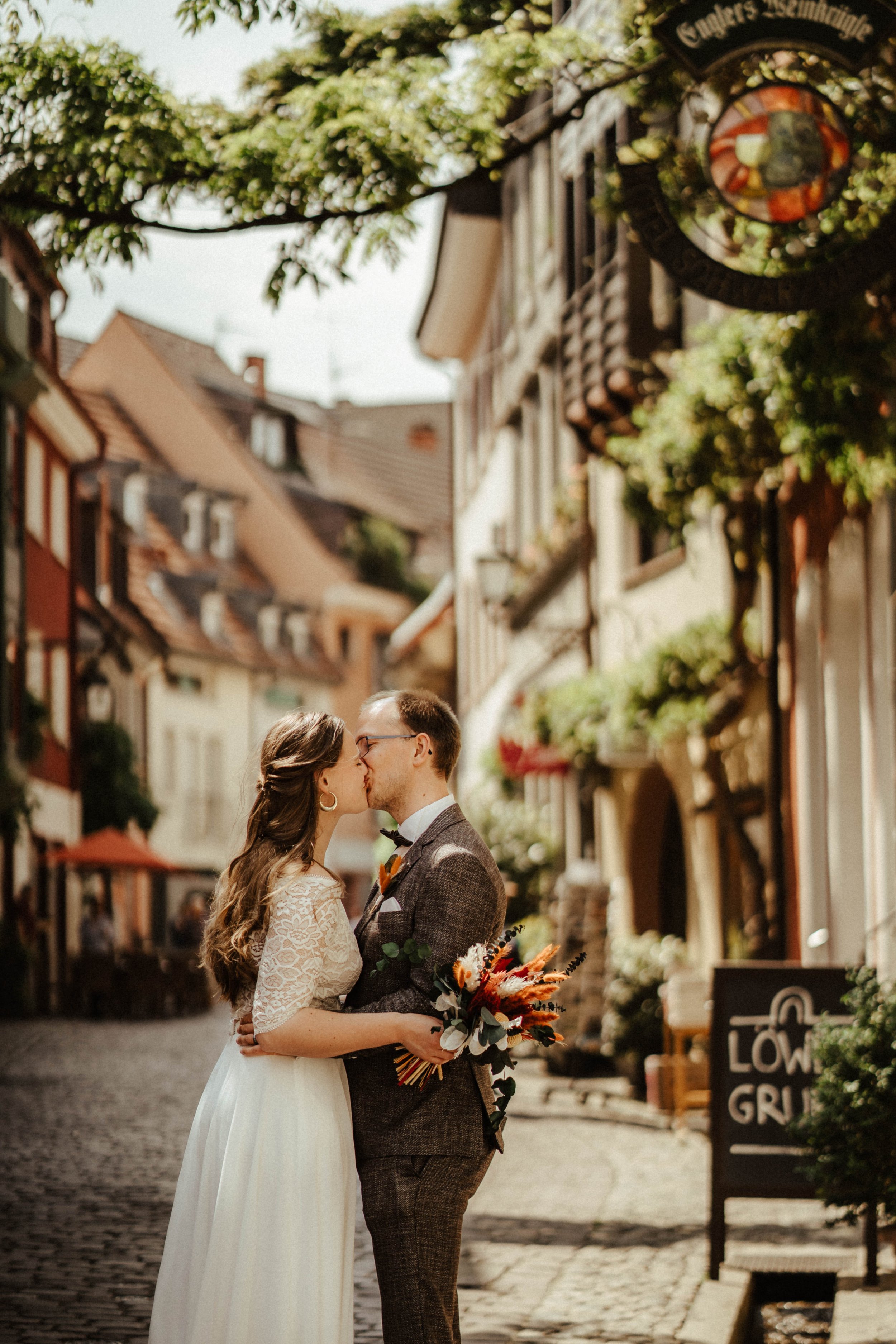 Brautpaar Kuss in Freiburger Gasse Konviktstraße  by UhlArt Fotografie