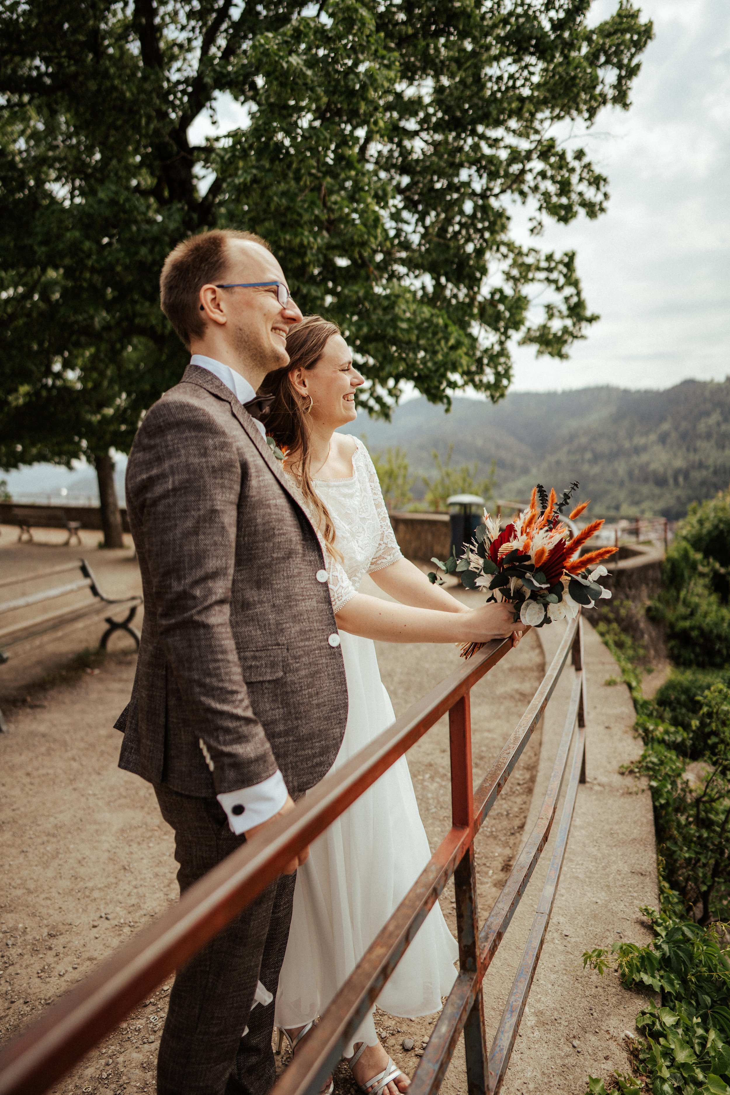 Brautpaar auf Schwabentorsteg schaut in die Ferne in Freiburg by UhlArt Fotografie