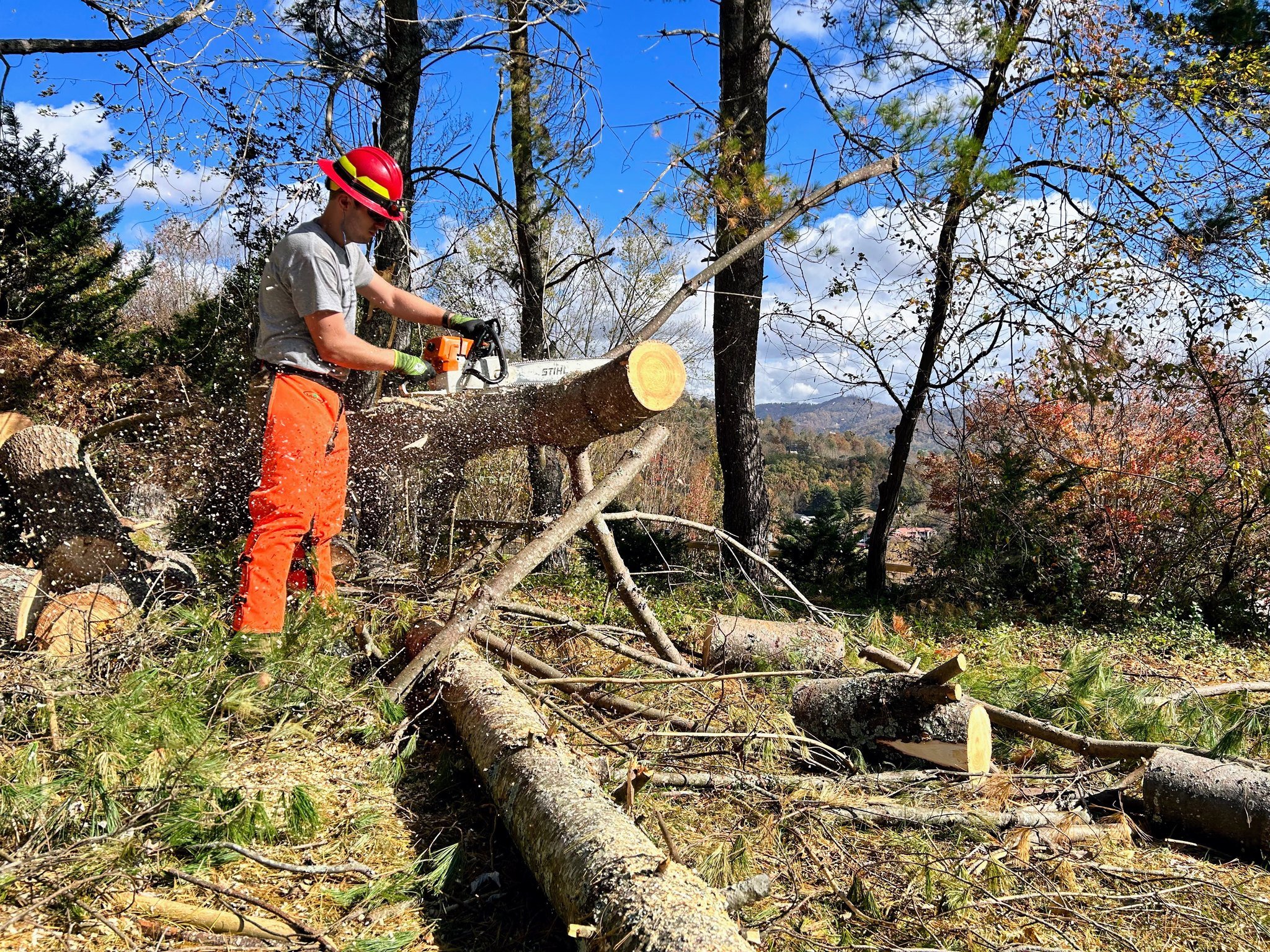 Deployment update 💥
Last week, 16 Members traveled to Western North Carolina to assist with #HurricaneHelene recovery. So far teams have been serving in county run (Mitchell and Henderson) donations warehouses and distribution sites to inventory, or