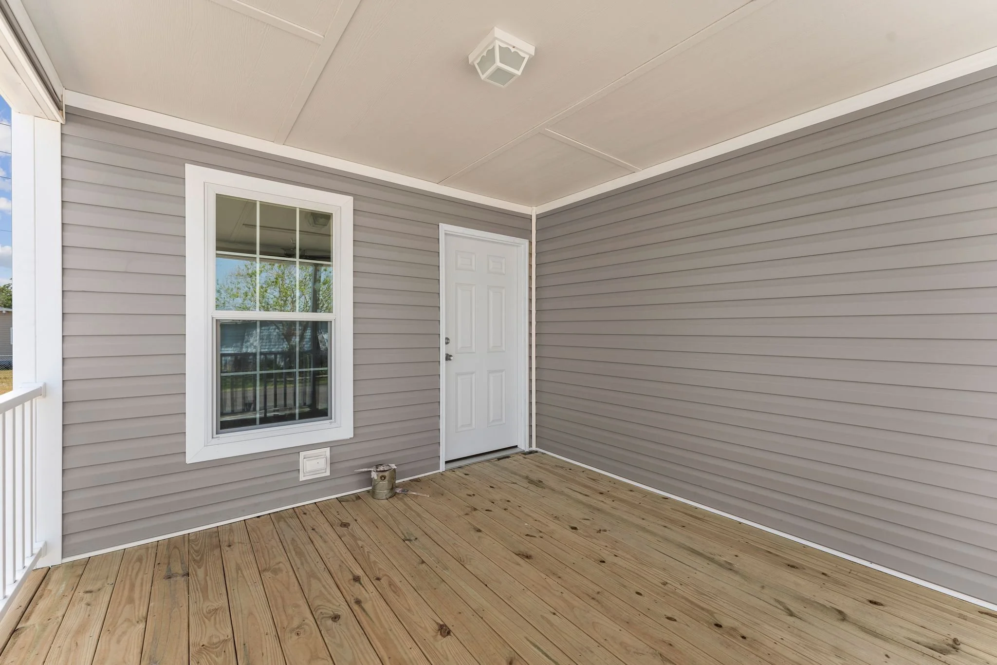 Lake Manor 24x44 (w/12x12 Porch) 2 Bed 2 Bath (1,027 Sq Ft) — Florida