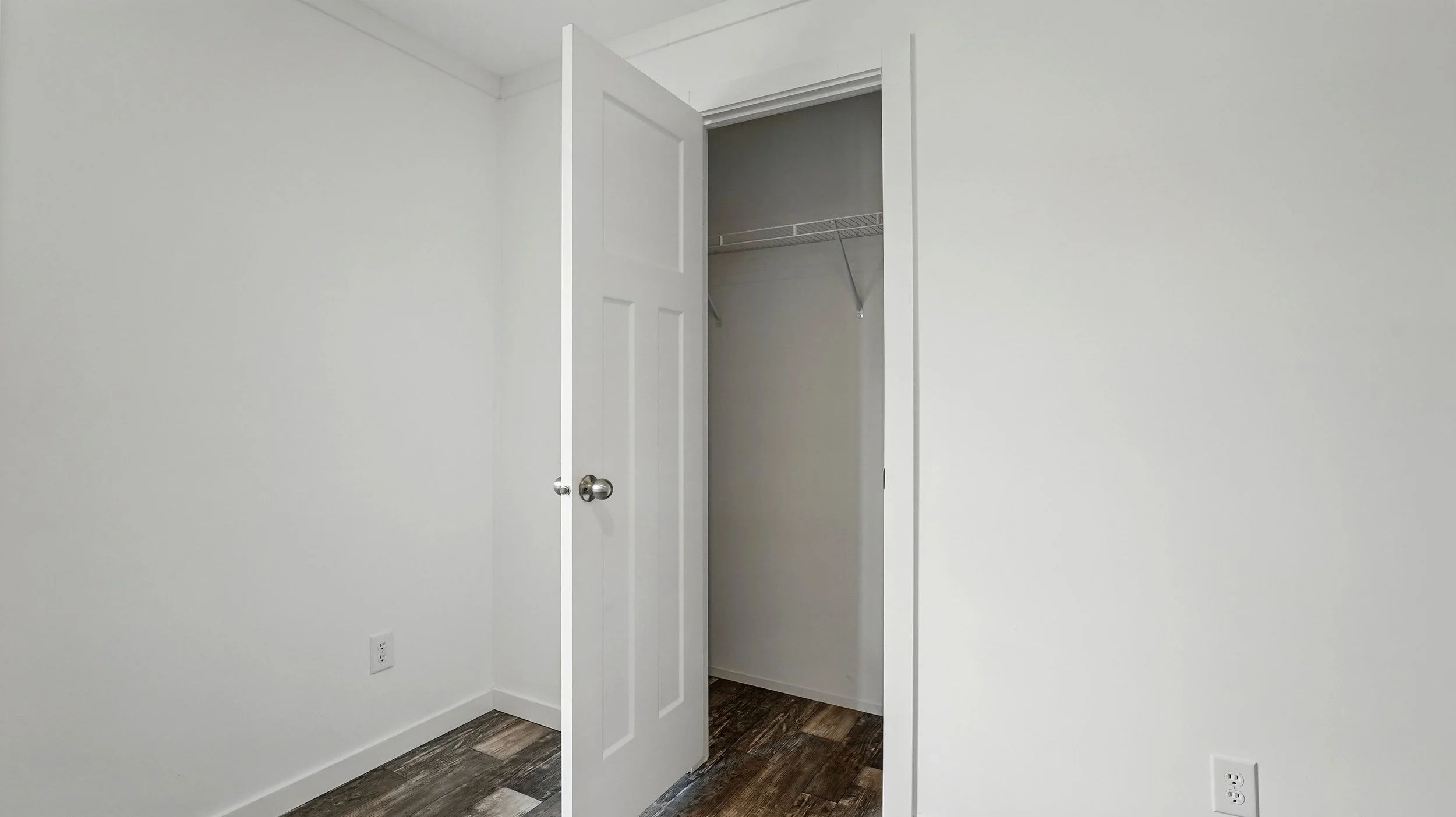17-Master Closet.jpg