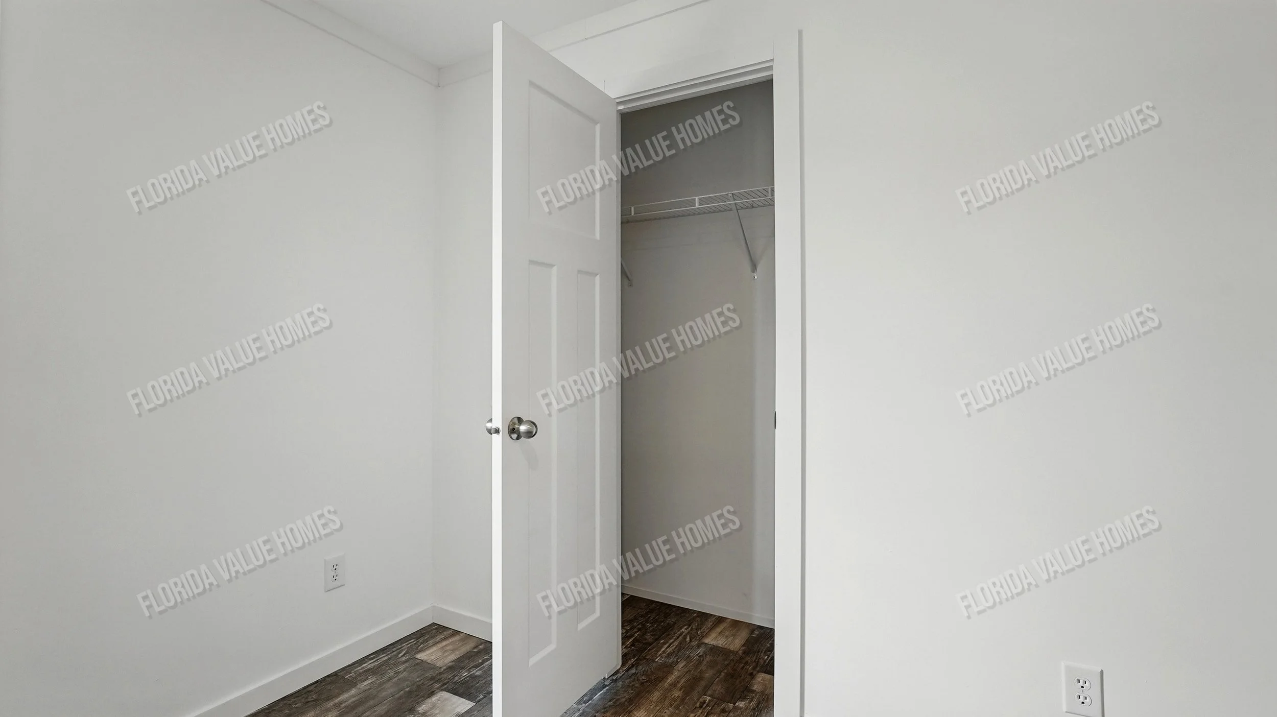 17-Master Closet.jpg