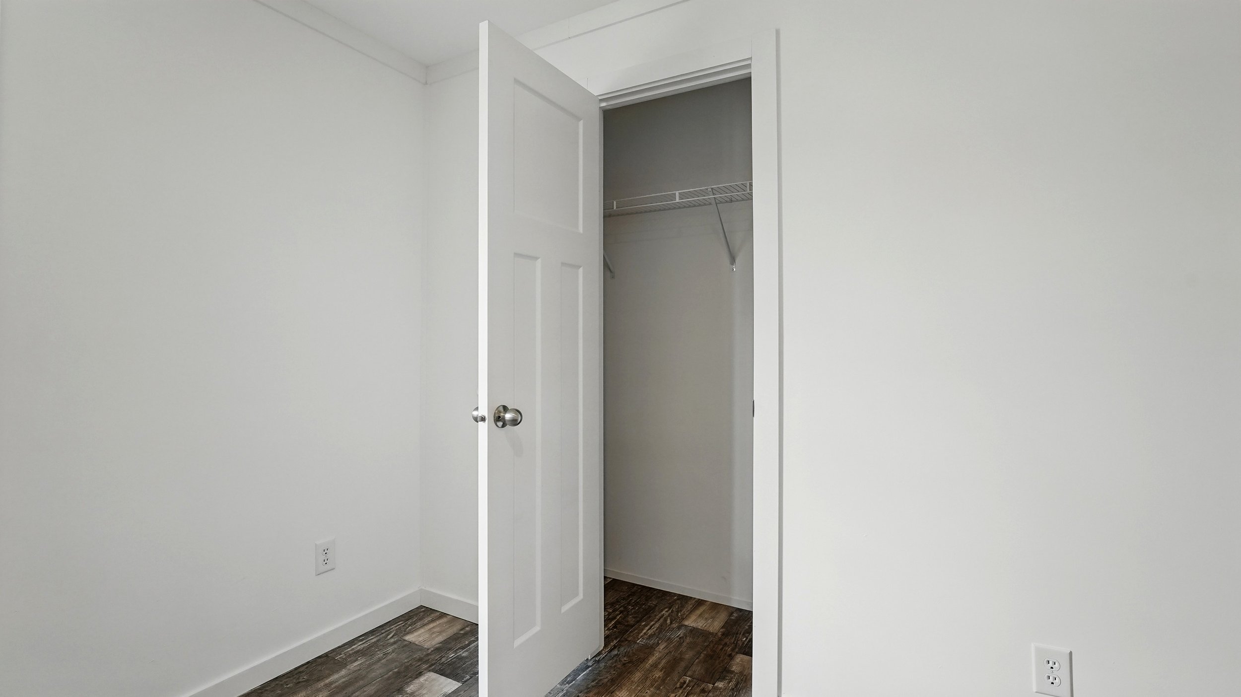 17-Master Closet.jpg