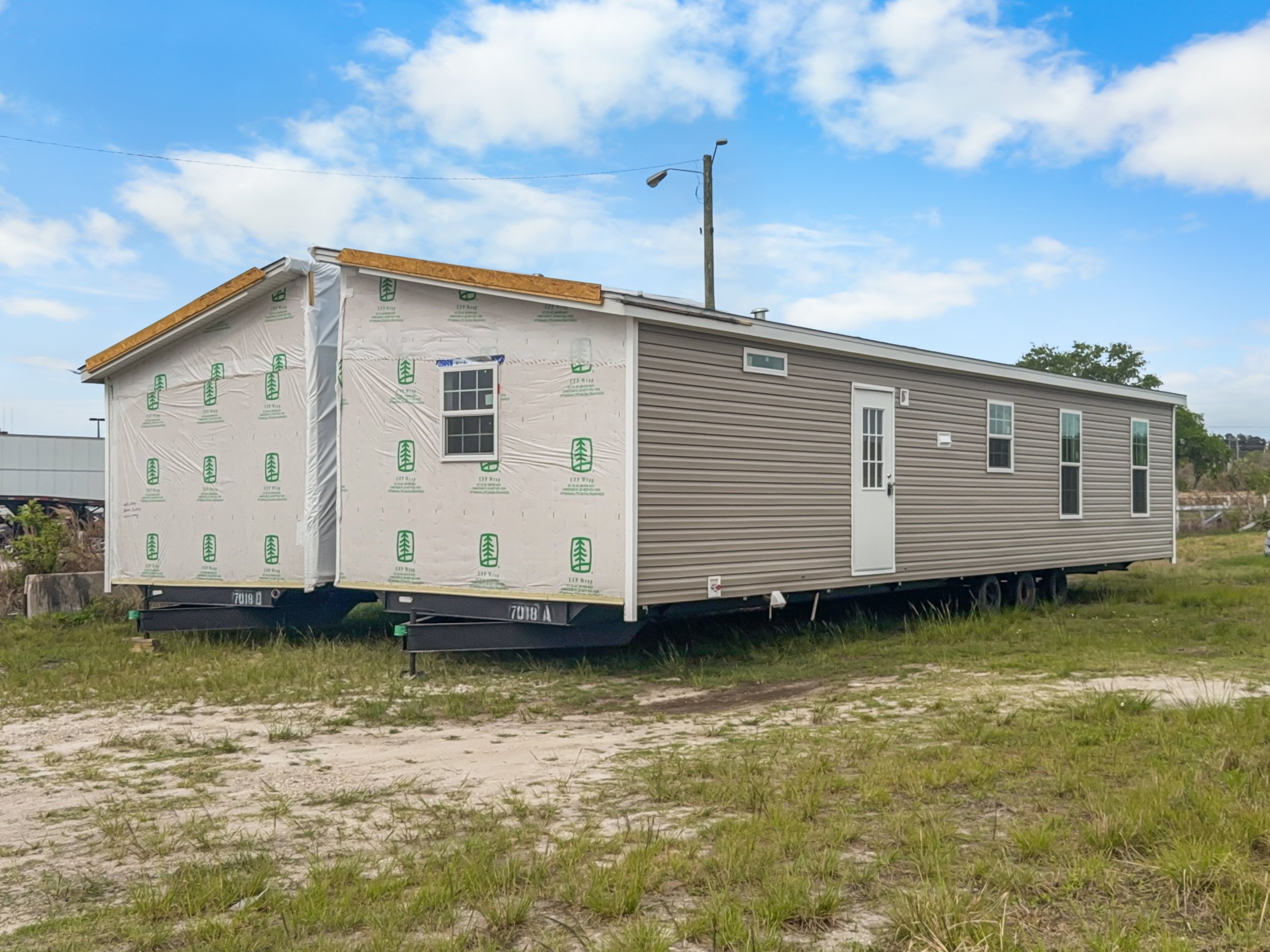 IMMEDIATE DELIVERY AVAILABLE / Lake Manor 28 x 48 3 Bed 2 Bath (1,280 Sq Ft)