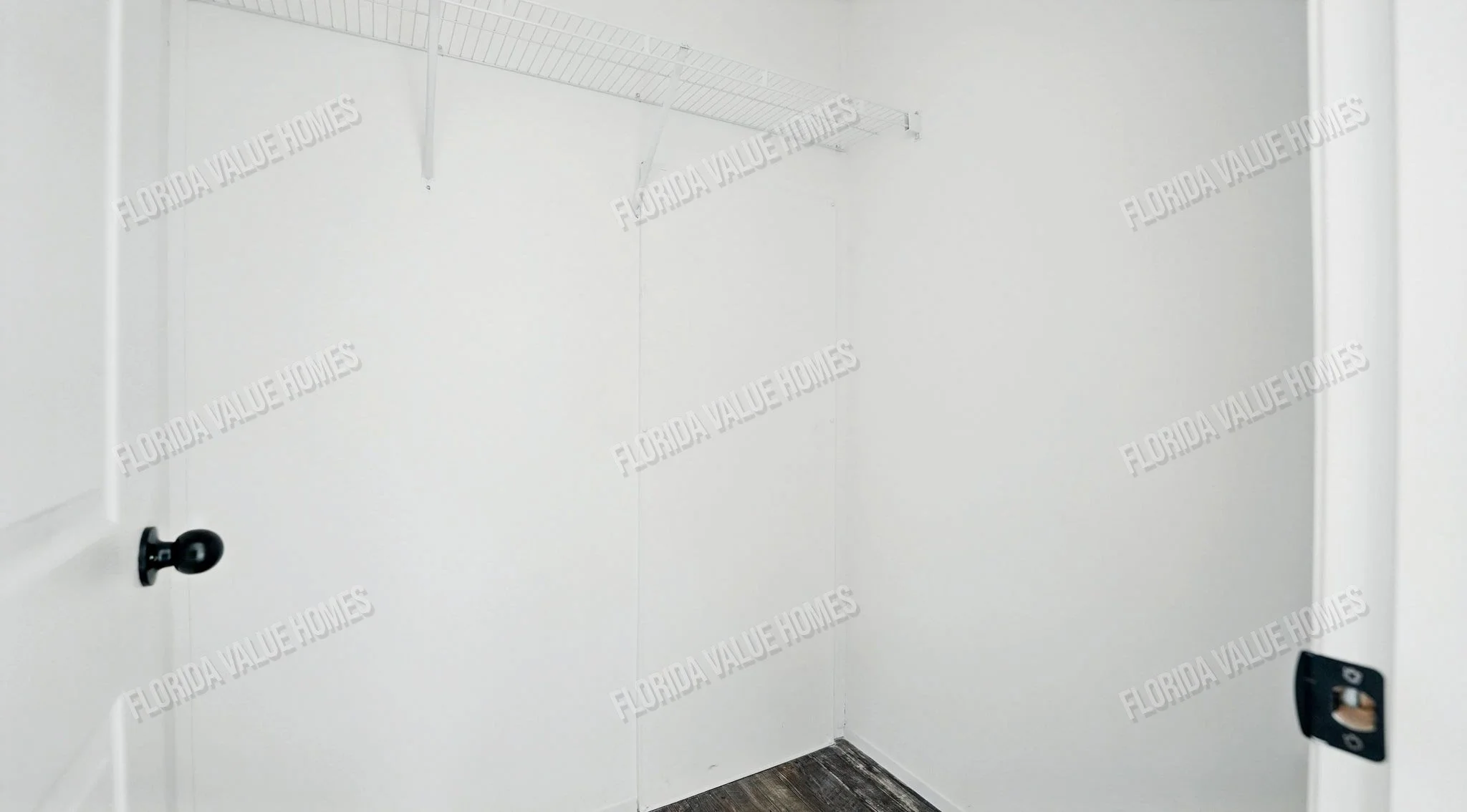 14-Master Closet.jpg