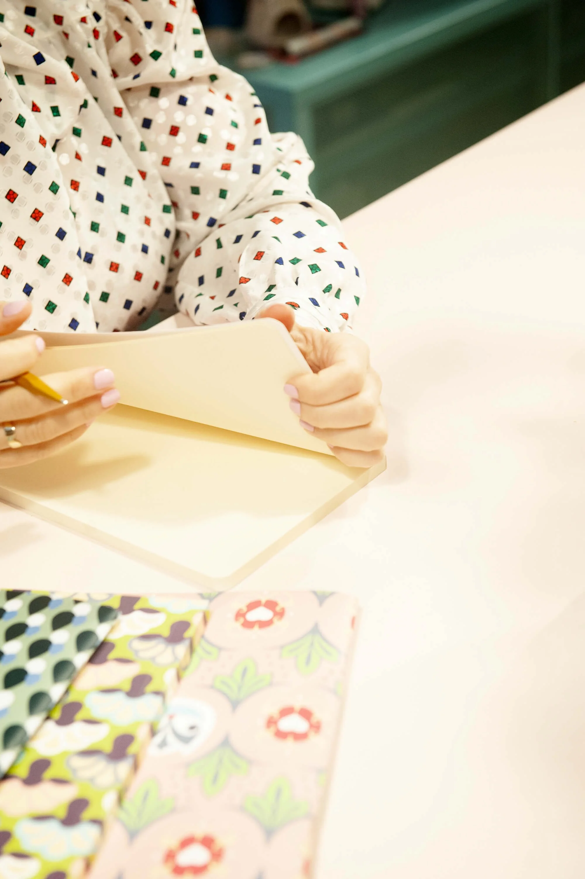 Chiara Aliotta: writing on notebooks