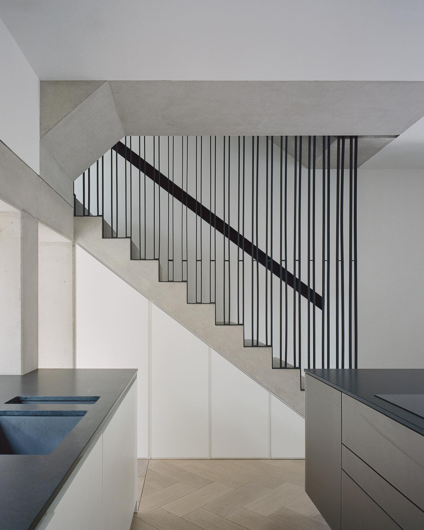 Framework House - the staircase is formed of precast concrete, with a bespoke metalwork balustrade that rises through the property.

Photography @arorygardiner
PR @salt_press