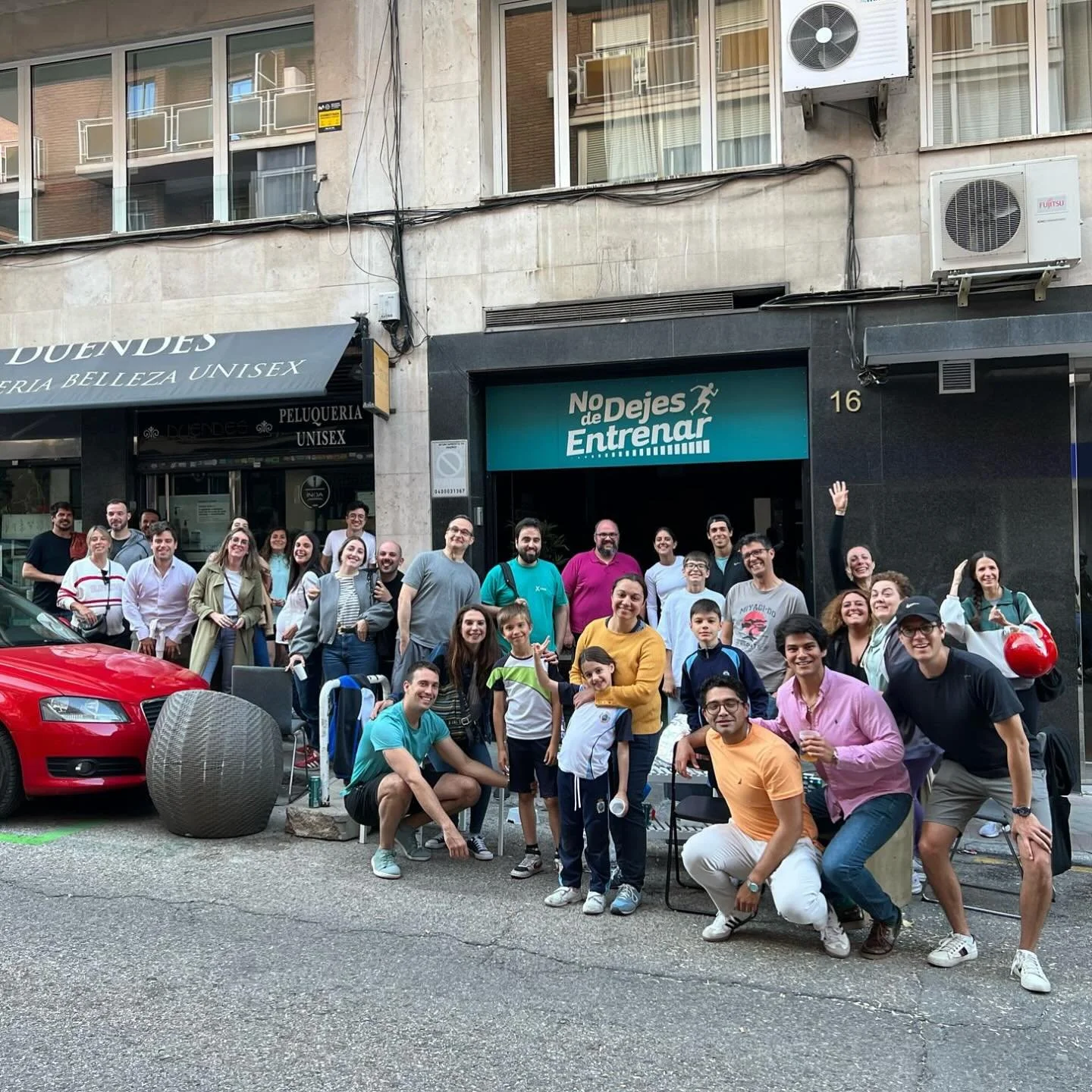 Si es que tener unos vecinos y clientes que podemos llamar familia es el regalo mas bonito del mundo ❤️🥹 (la que liamos en dos segundos) @lacucharadecesar @lavidaenrosafloristeria @natidp @javiiramoss5 @_rg1986 @rebe288 @juliiatapia @roapaleiva @meg