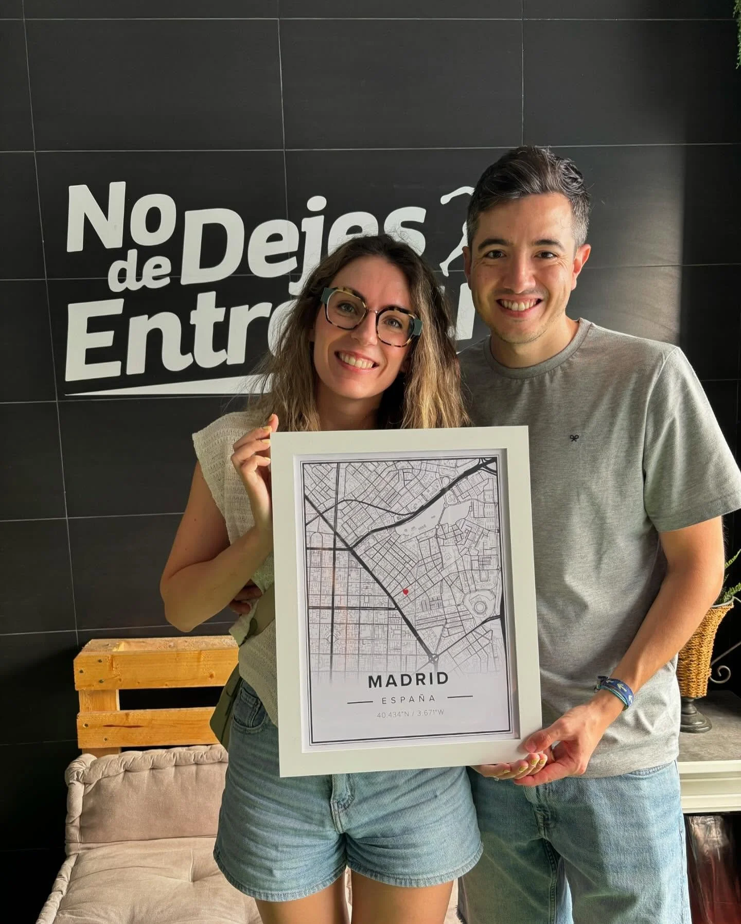 Lo que mis parejita bonita tiene en la mano son las coordenadas de @nodejesdeentrenar. Sitio donde formaron el grupo de la clase de las 19:00 y forjaron amistad, cari&ntilde;o y complicidad. Se me van lejos pero los tenemos cerca del coraz&oacute;n. 