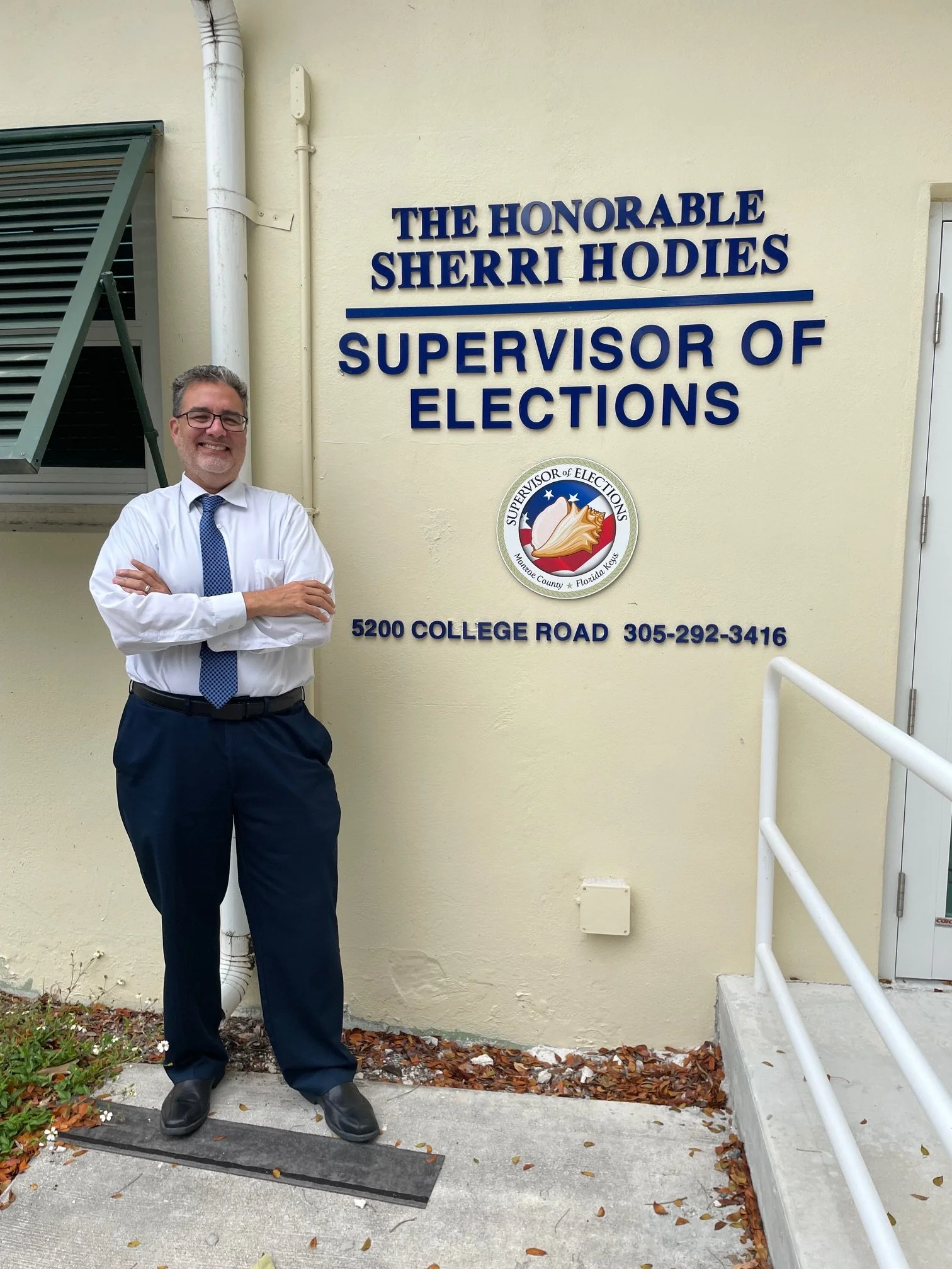 Sam Kaufman for Mayor of Key West standing out front of the Supervisors of Elections office