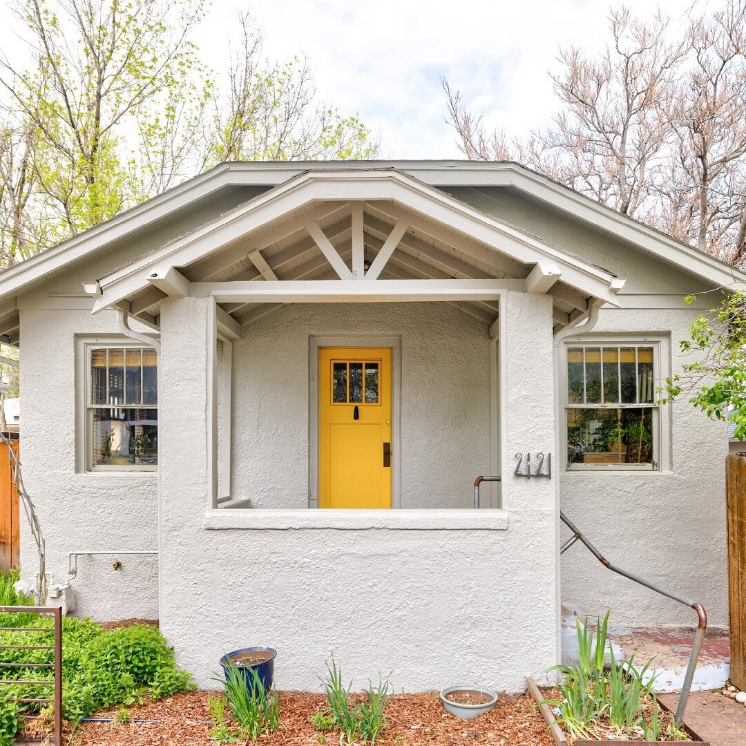3🛌| 1 🛁| 1🚗| $569,000💰| Be my neighbor! Original charm surfaces inside and out of this perfectly located bungalow. // 2121 west 35th avenue // lohi // just listed by @milehimodern 
 
#mhmhomes #milehimodern #thecoolesthomesintown #denverrealestat