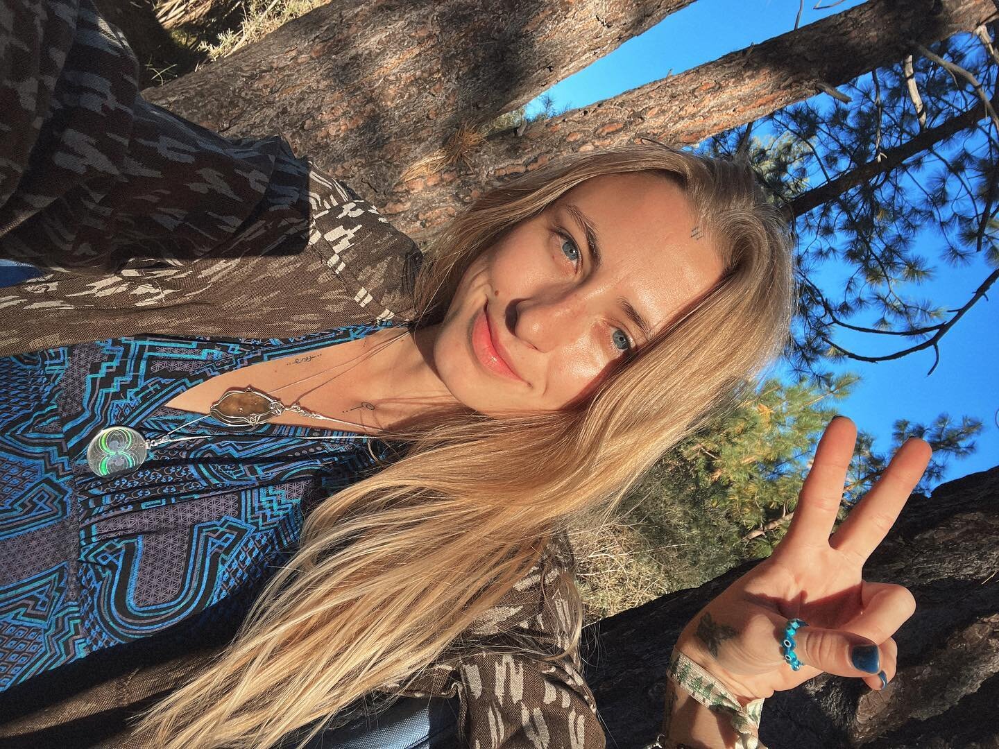 INTERCONNECTION ♾
The interconnected~ness of nature and Mother herself brings me back to connection to myself, and in turn others. I’m so grateful to be able to go into the mountains to be, pray, and come home. Feeling at home in Mother Nature