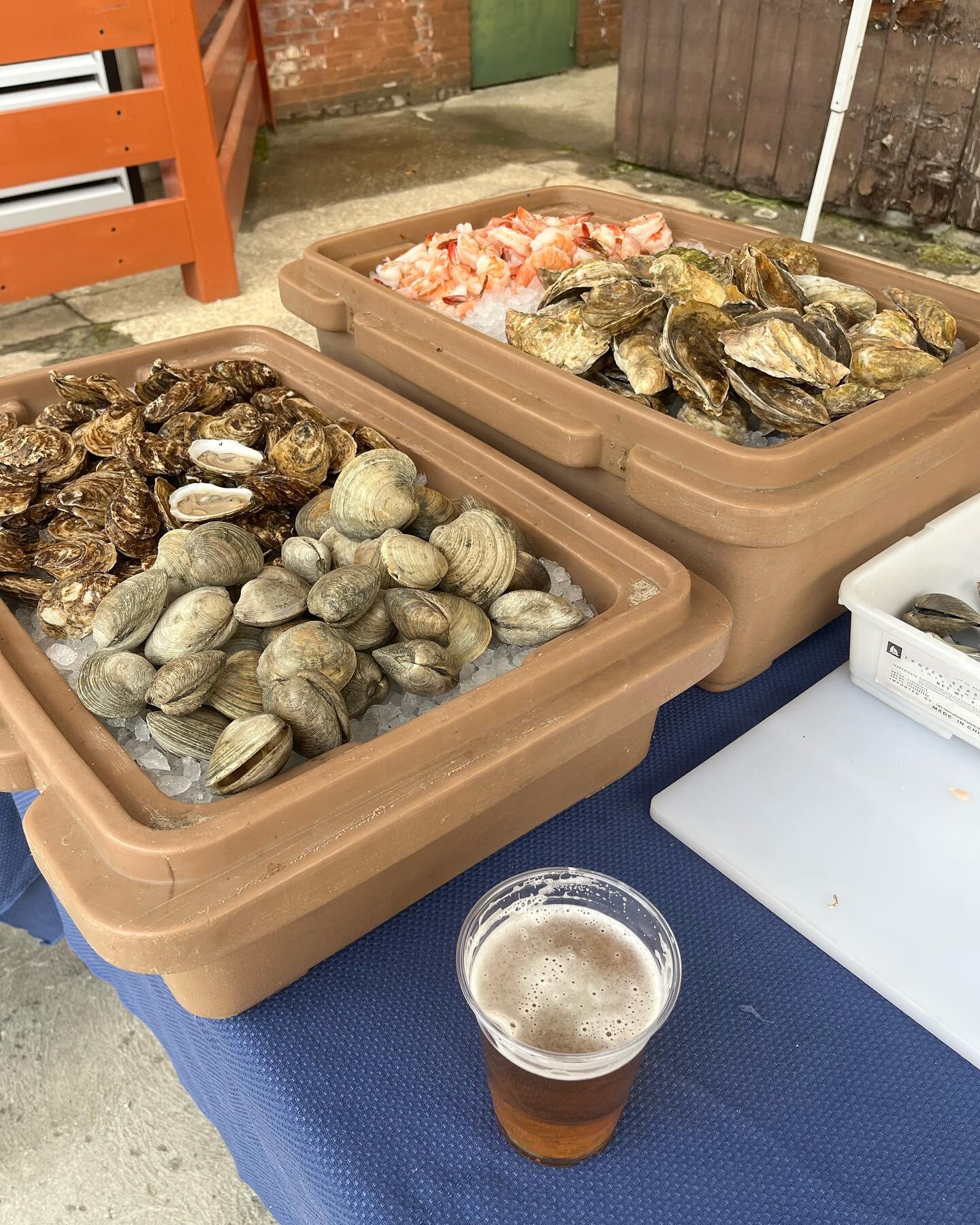 @lastingbrassbrewing Westbury lager pairs perfectly with fresh oysters. A hint of bitterness to contrast the briny ocean of the oysters. Find us at the brewery in Oakville until 8pm today! #tothegills #freshseafood #oystersandbeer